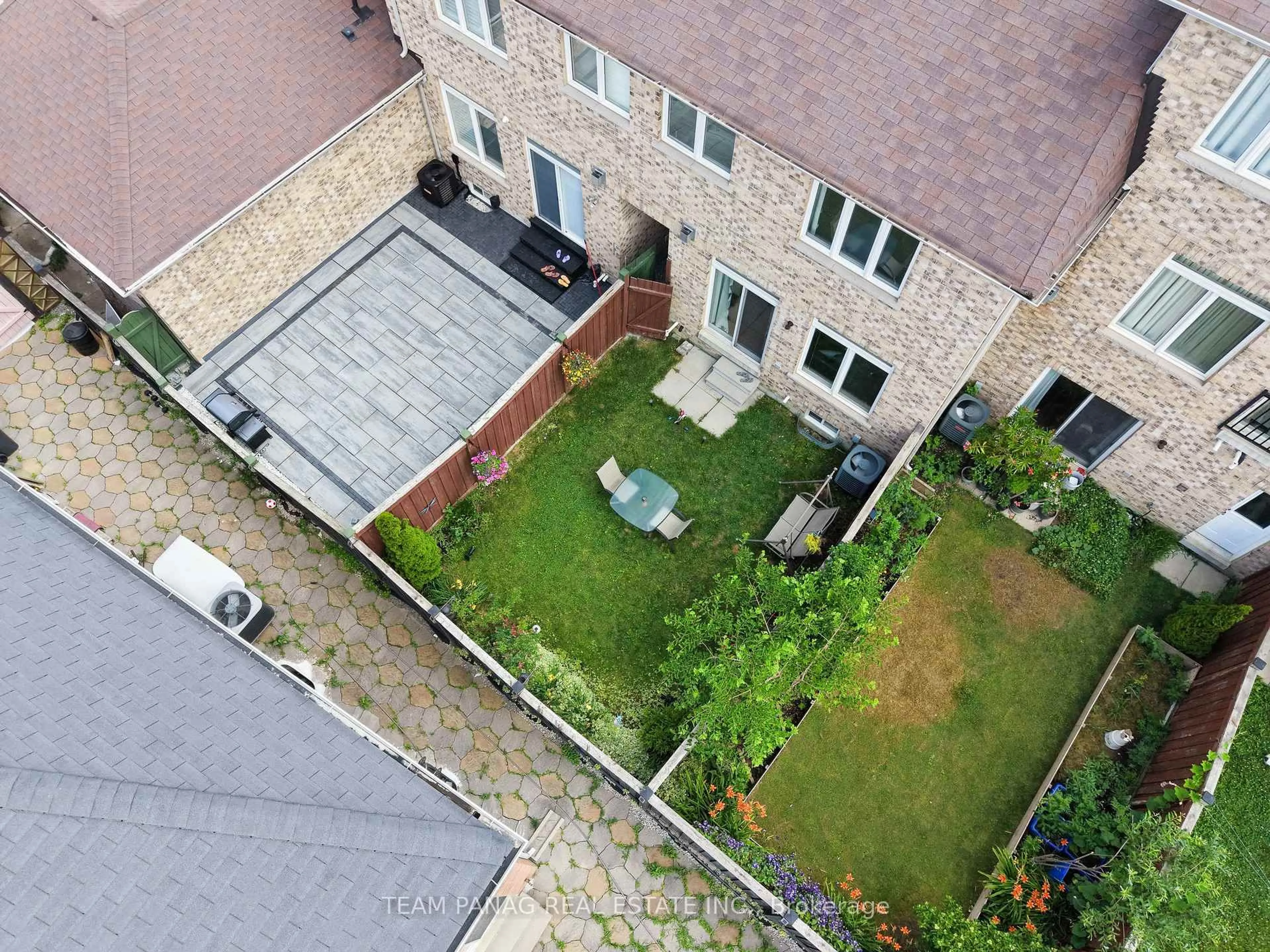 A pic from outside/outdoor area/front of a property/back of a property/a pic from drone, street for 31 Lorenzo Circ, Brampton Ontario L6R 3N3