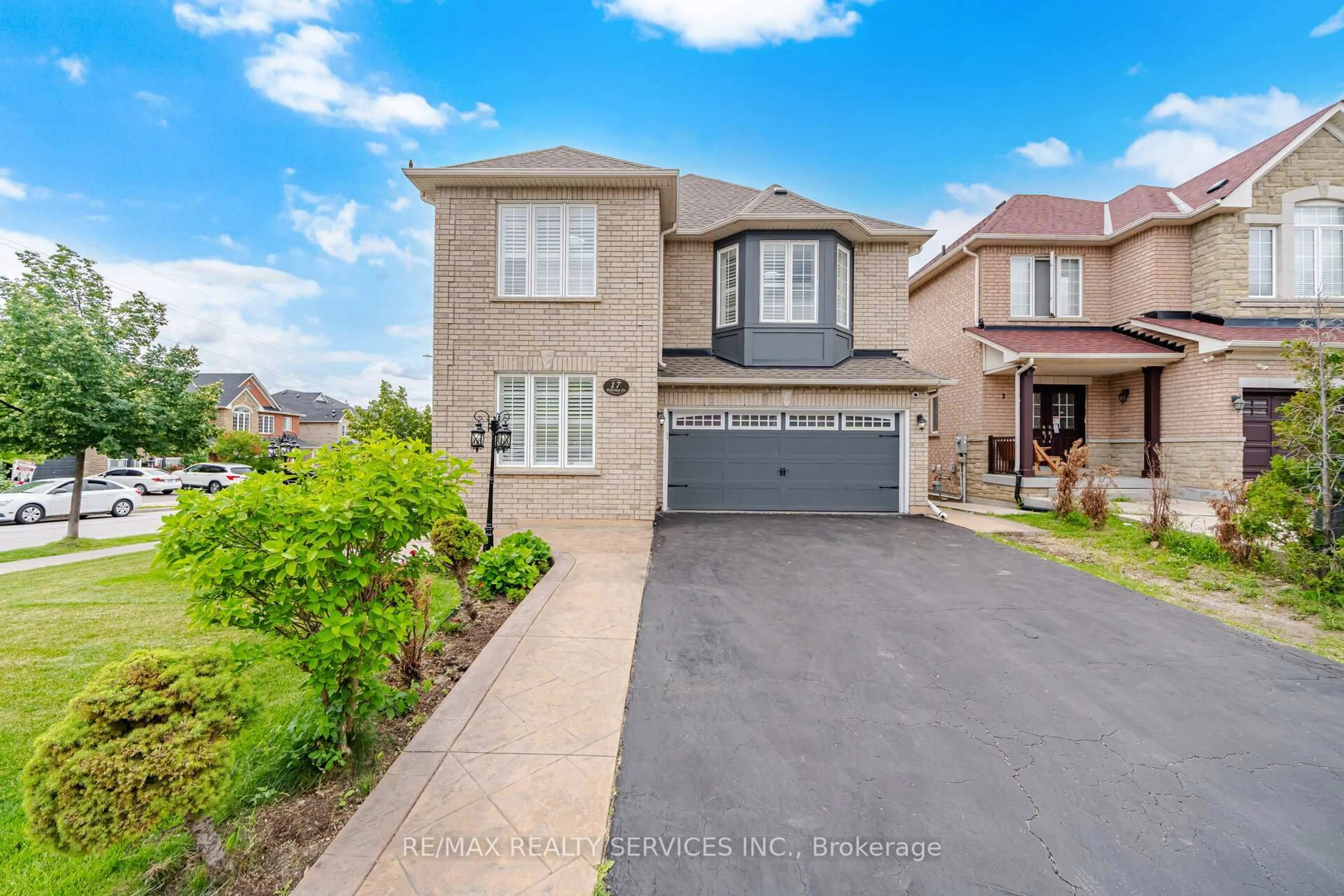 A pic from outside/outdoor area/front of a property/back of a property/a pic from drone, street for 17 Pefferlaw Circ, Brampton Ontario L6Y 0K2