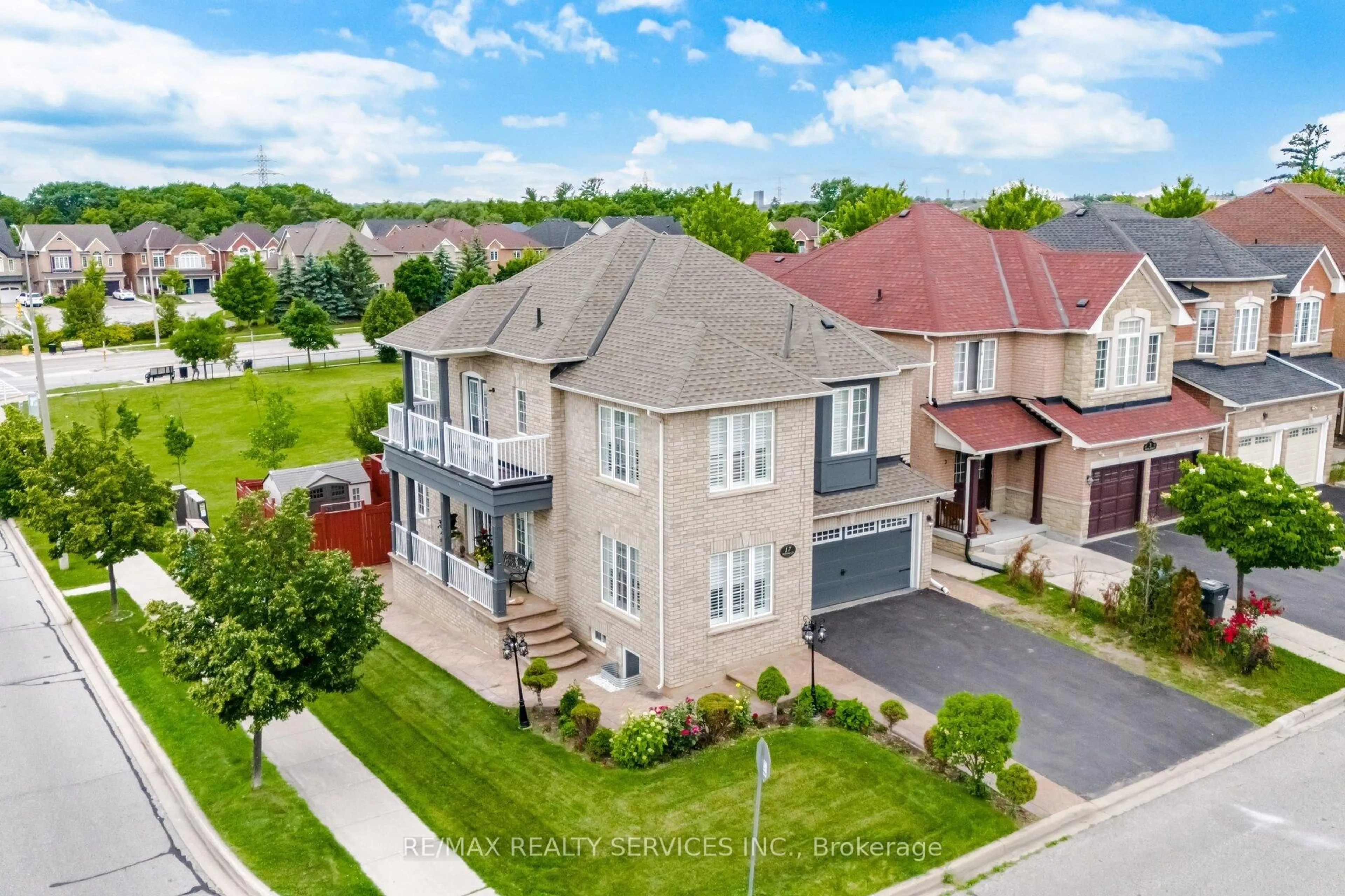 A pic from outside/outdoor area/front of a property/back of a property/a pic from drone, street for 17 Pefferlaw Circ, Brampton Ontario L6Y 0K2