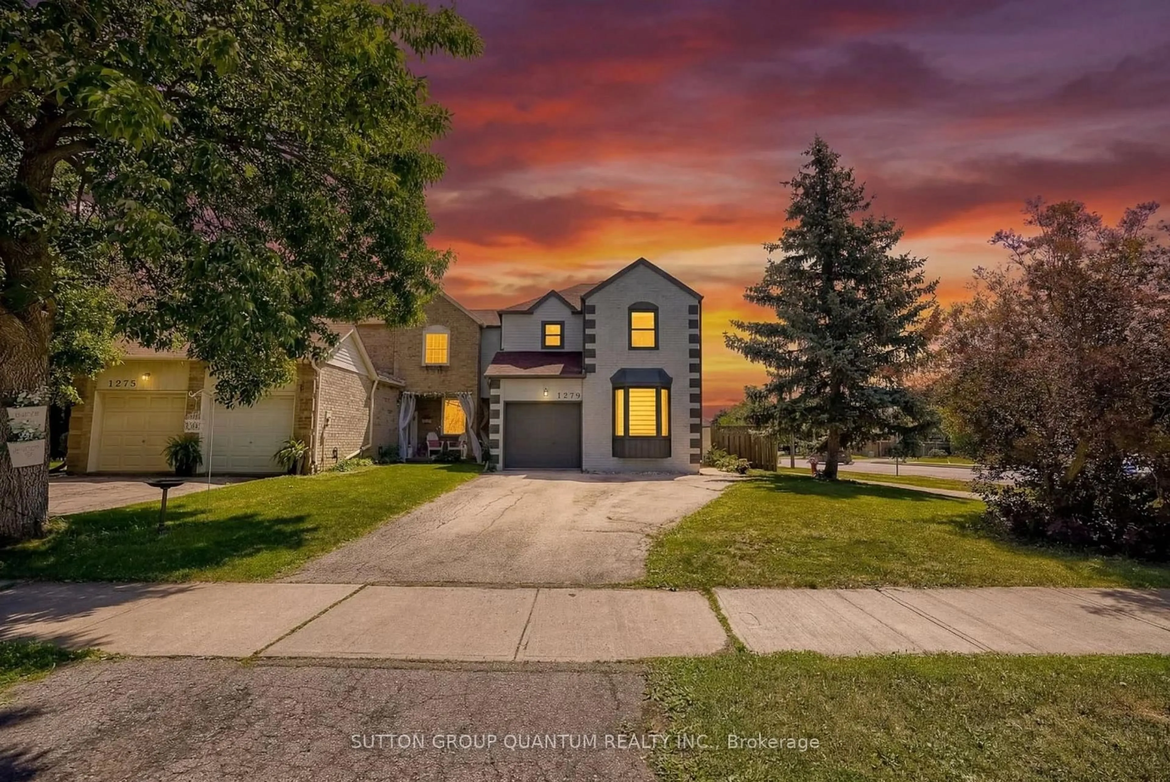 A pic from outside/outdoor area/front of a property/back of a property/a pic from drone, street for 1279 Hedgestone Cres, Oakville Ontario L6M 1X9