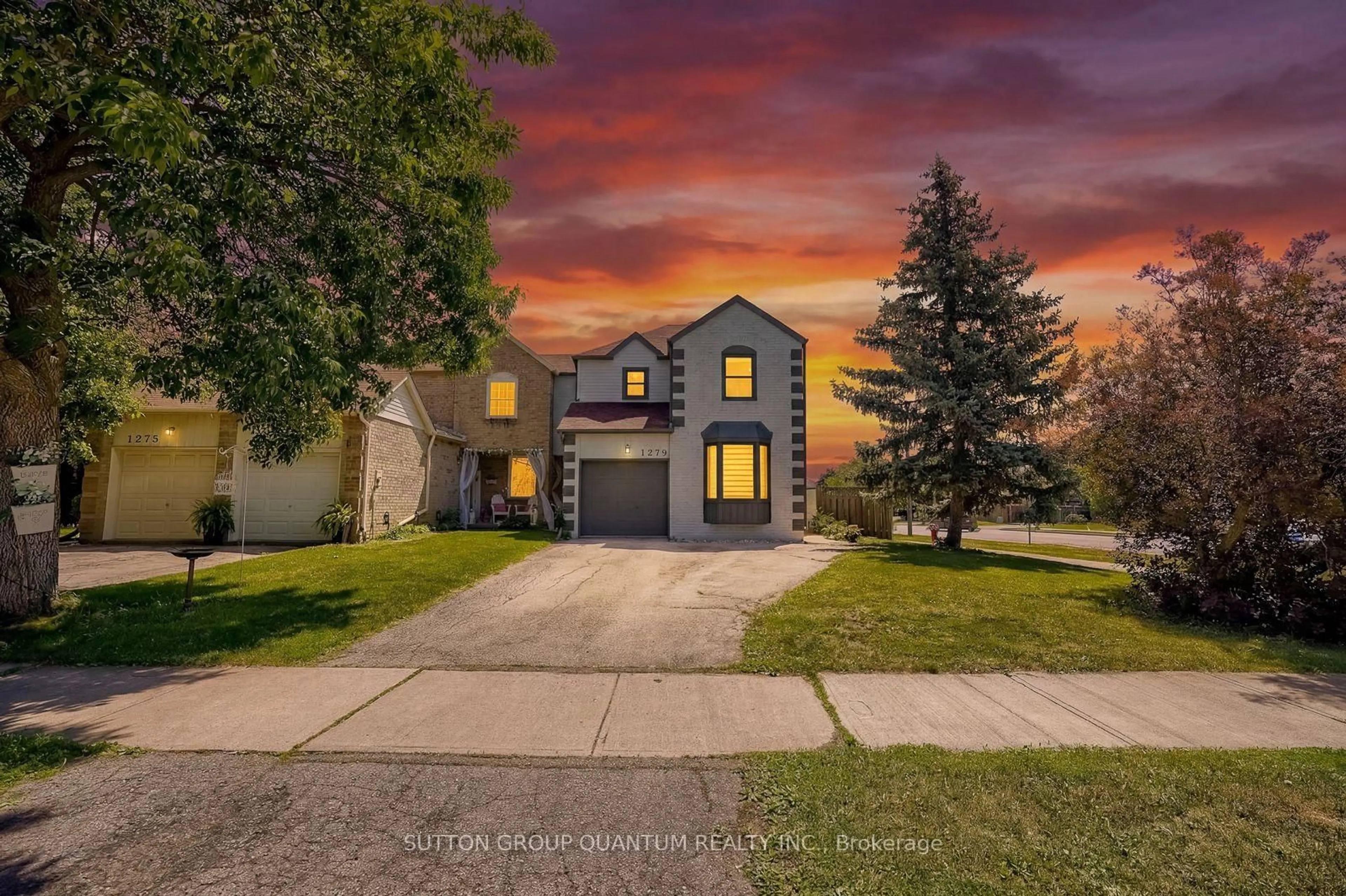 A pic from outside/outdoor area/front of a property/back of a property/a pic from drone, street for 1279 Hedgestone Cres, Oakville Ontario L6M 1X9