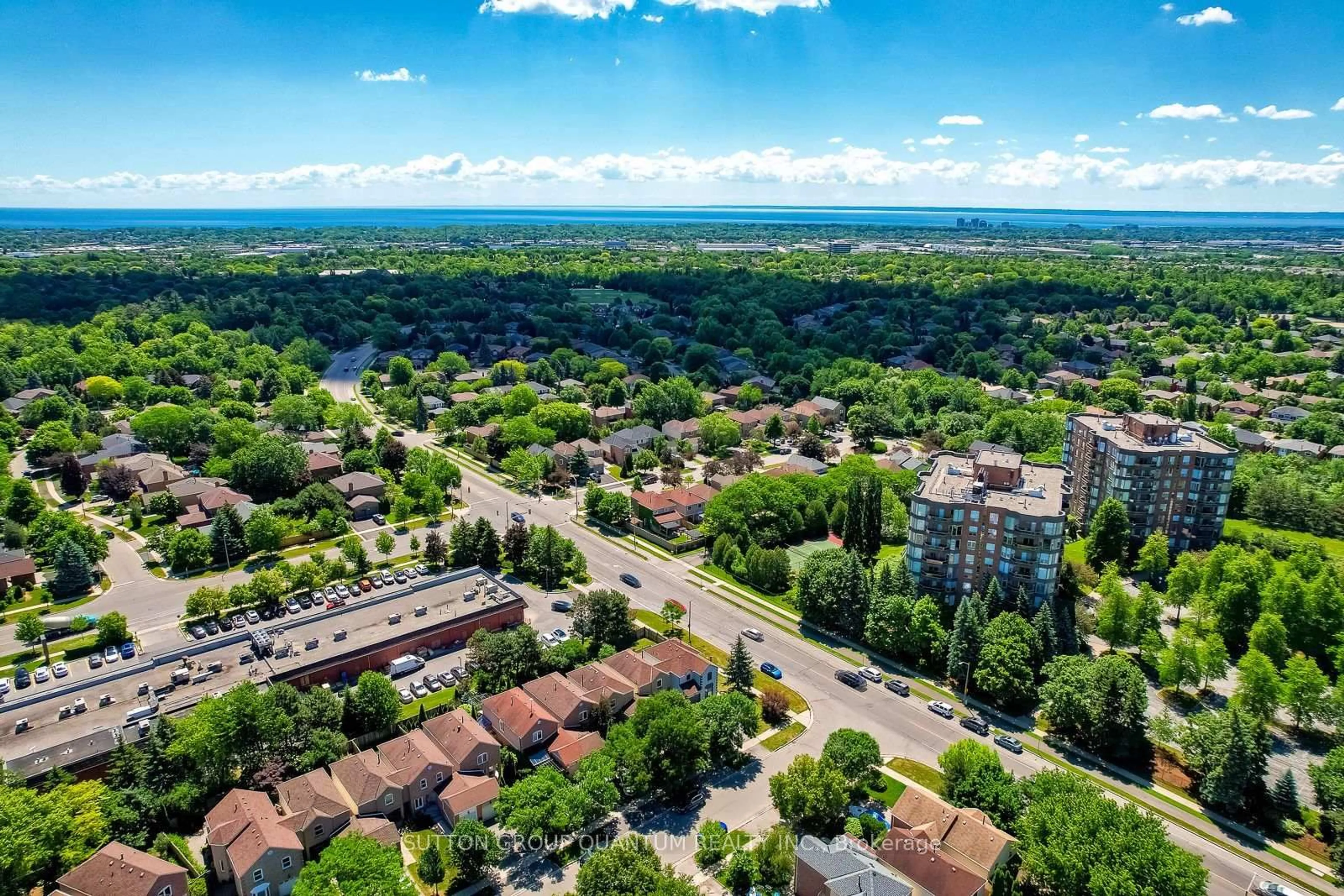 A pic from outside/outdoor area/front of a property/back of a property/a pic from drone, unknown for 1279 Hedgestone Cres, Oakville Ontario L6M 1X9