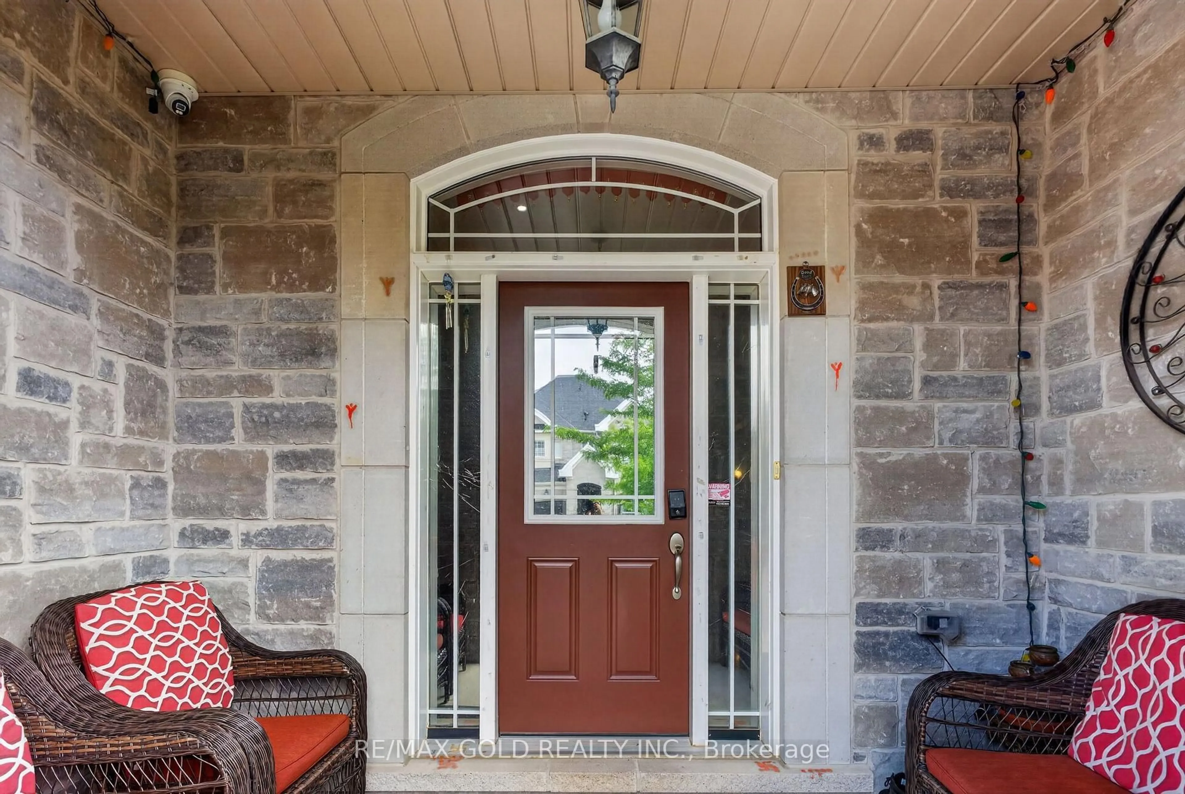 Indoor entryway for 6 Ayshire Crt, Brampton Ontario L6Z 0G6