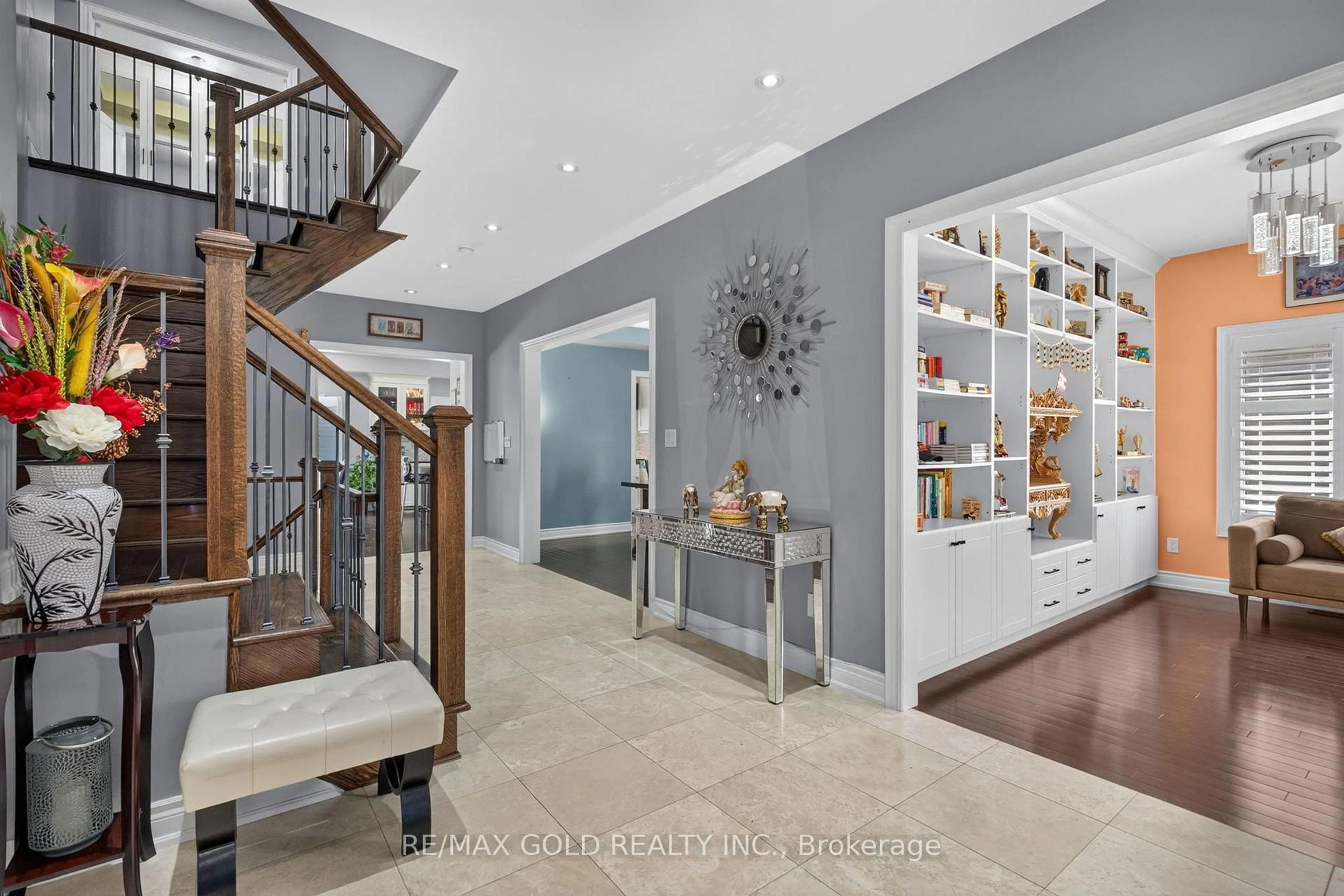 Indoor entryway for 6 Ayshire Crt, Brampton Ontario L6Z 0G6
