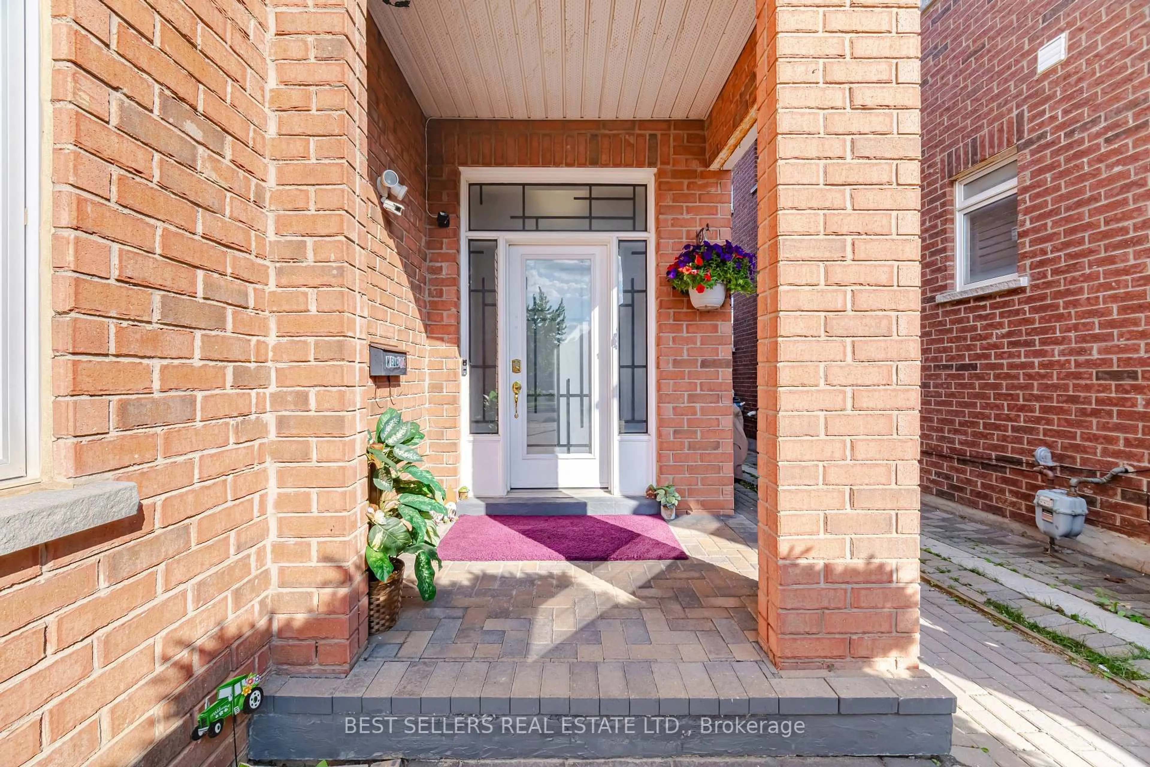 Indoor entryway for 3252 Sunlight St, Mississauga Ontario L5M 7C3