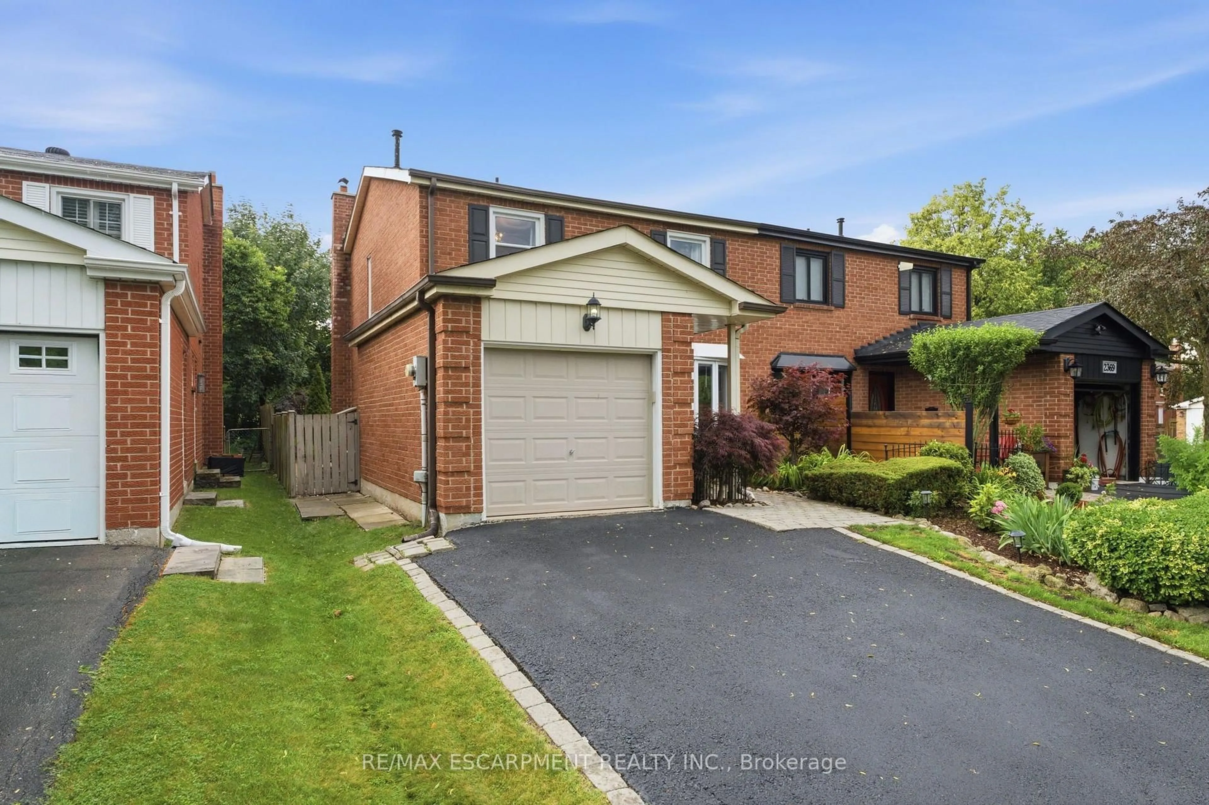 A pic from outside/outdoor area/front of a property/back of a property/a pic from drone, street for 2367 Montgomery Dr, Burlington Ontario L7P 4A6