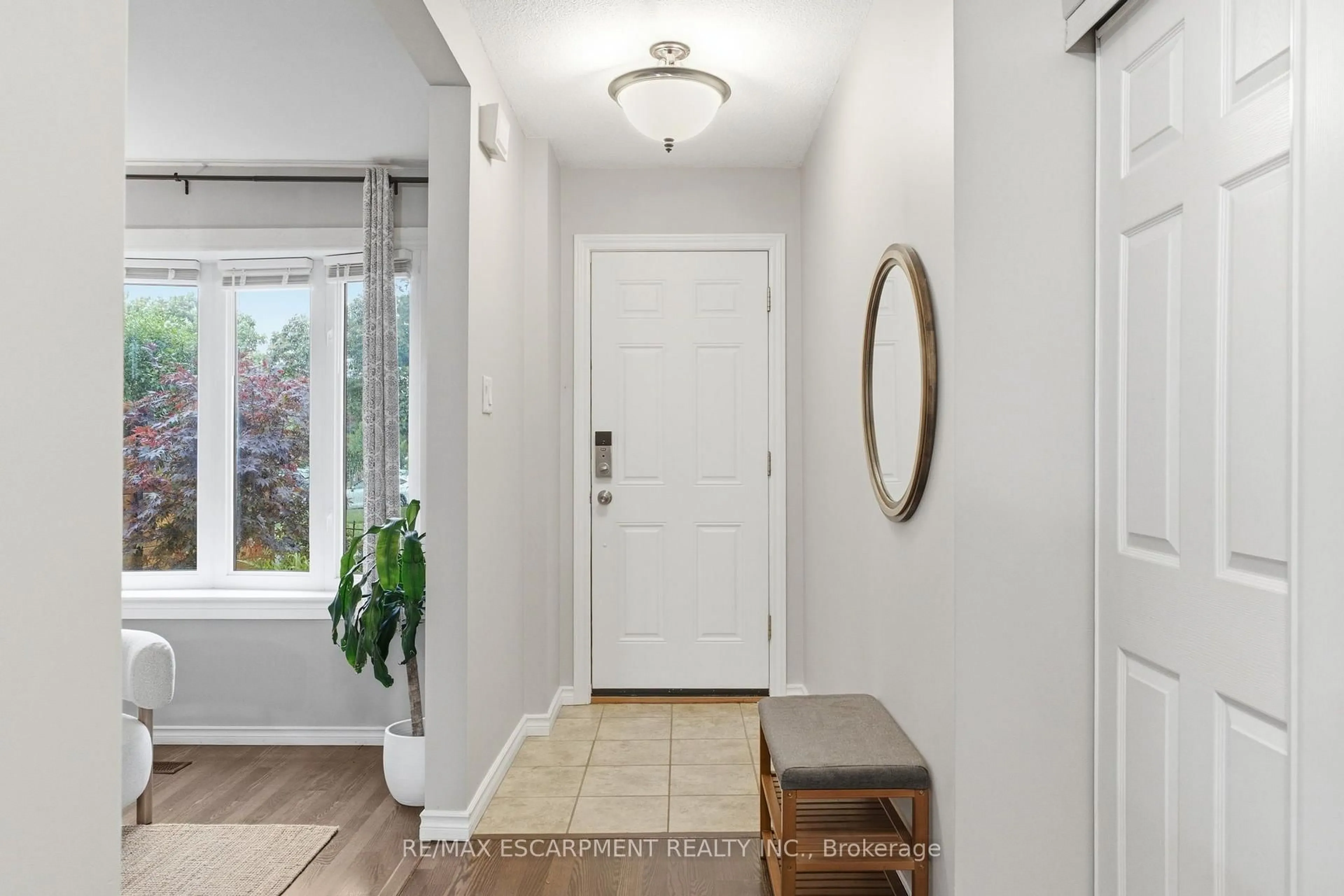 Indoor entryway for 2367 Montgomery Dr, Burlington Ontario L7P 4A6