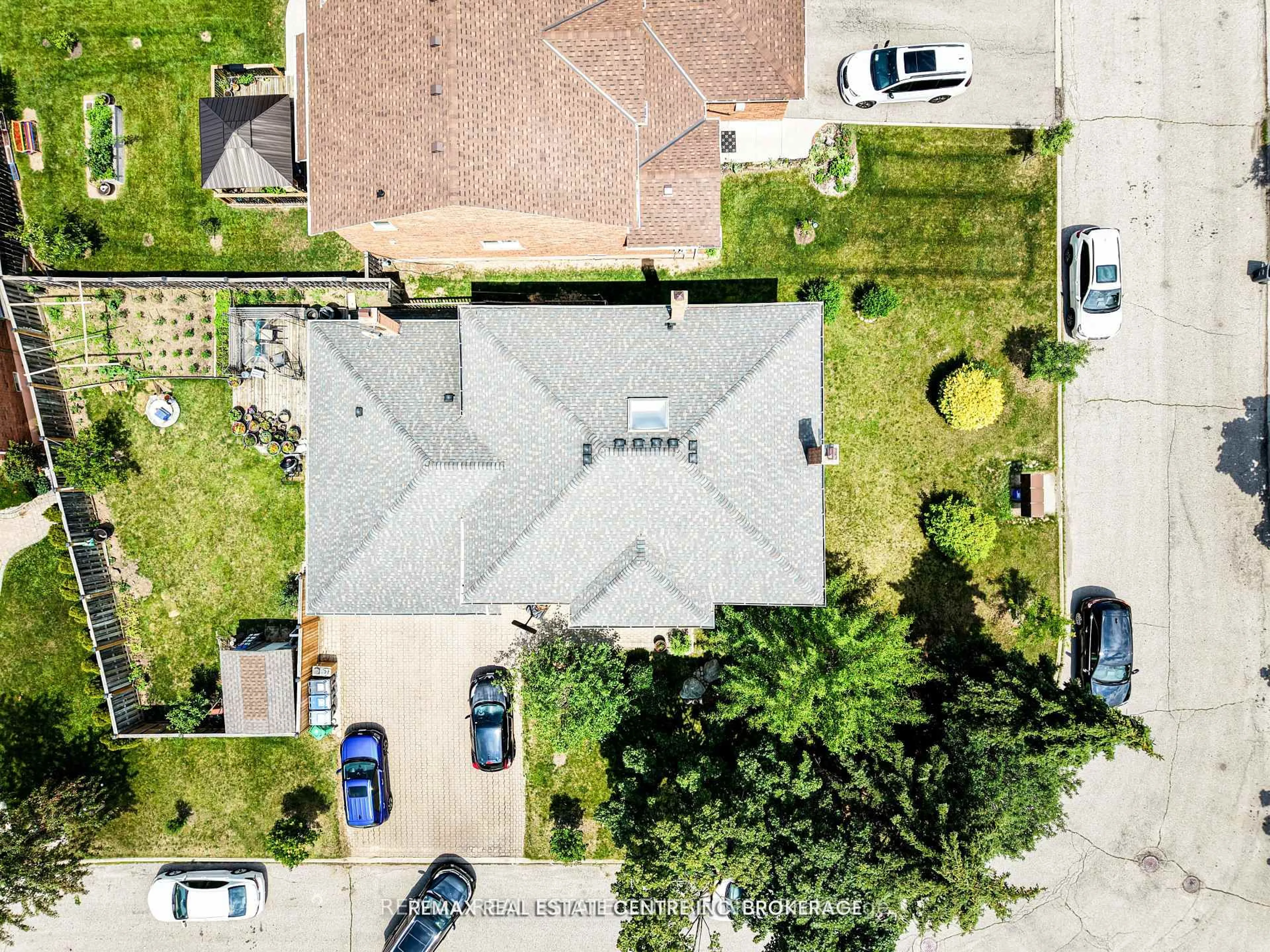 A pic from outside/outdoor area/front of a property/back of a property/a pic from drone, street for 4449 Idlewilde Cres, Mississauga Ontario L5M 4E5
