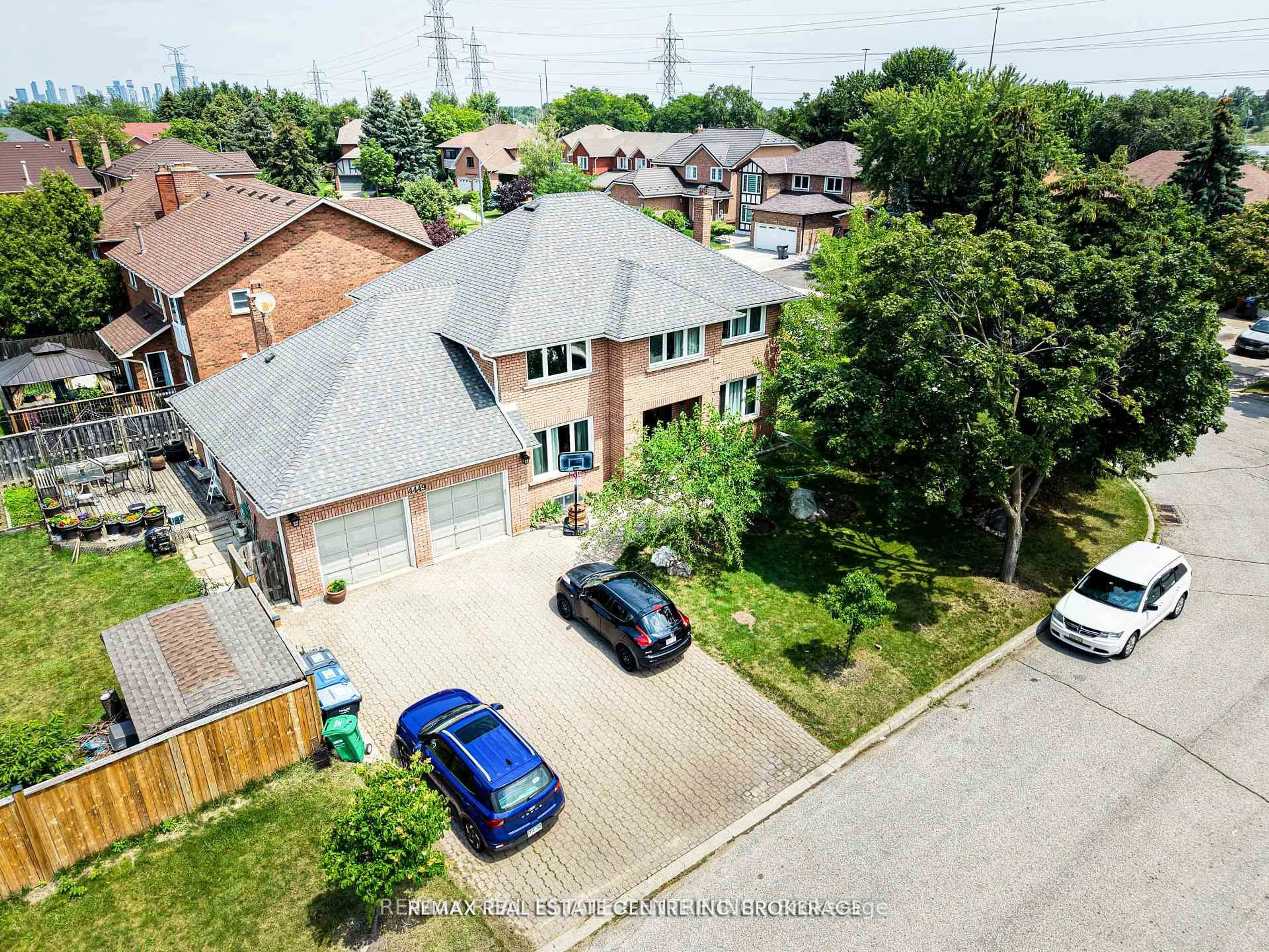 A pic from outside/outdoor area/front of a property/back of a property/a pic from drone, street for 4449 Idlewilde Cres, Mississauga Ontario L5M 4E5