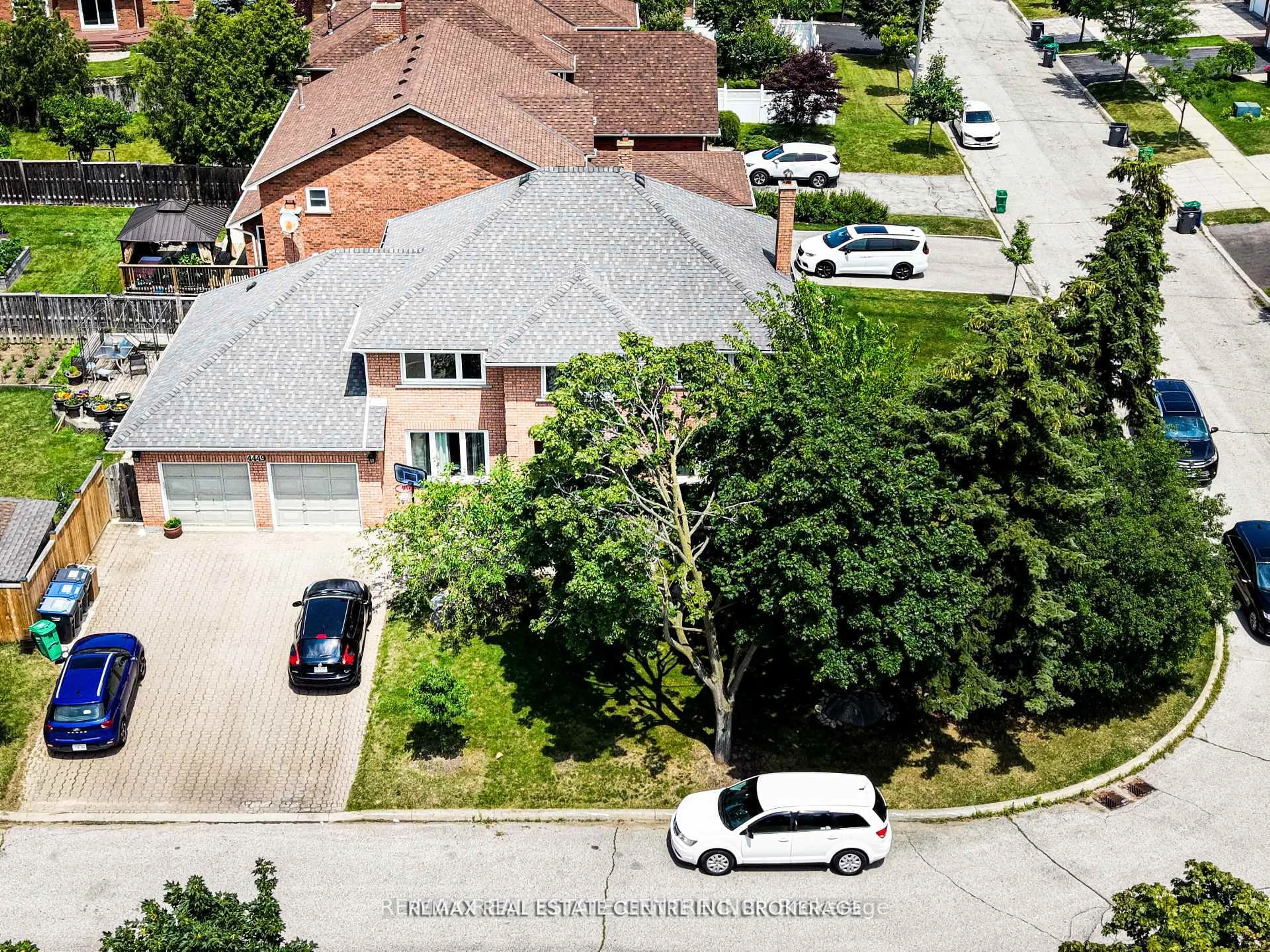 A pic from outside/outdoor area/front of a property/back of a property/a pic from drone, street for 4449 Idlewilde Cres, Mississauga Ontario L5M 4E5