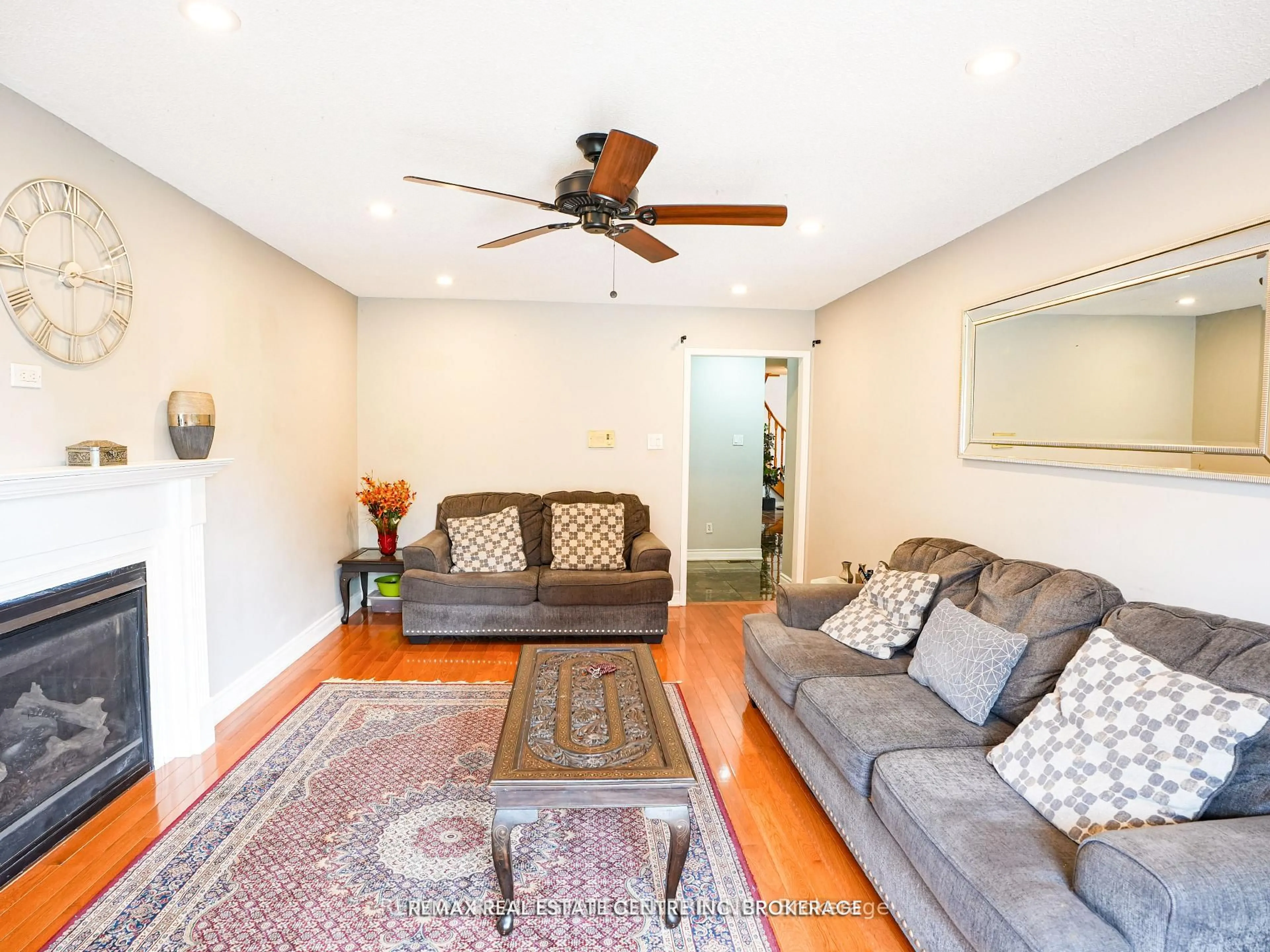 Living room with furniture, wood/laminate floor for 4449 Idlewilde Cres, Mississauga Ontario L5M 4E5