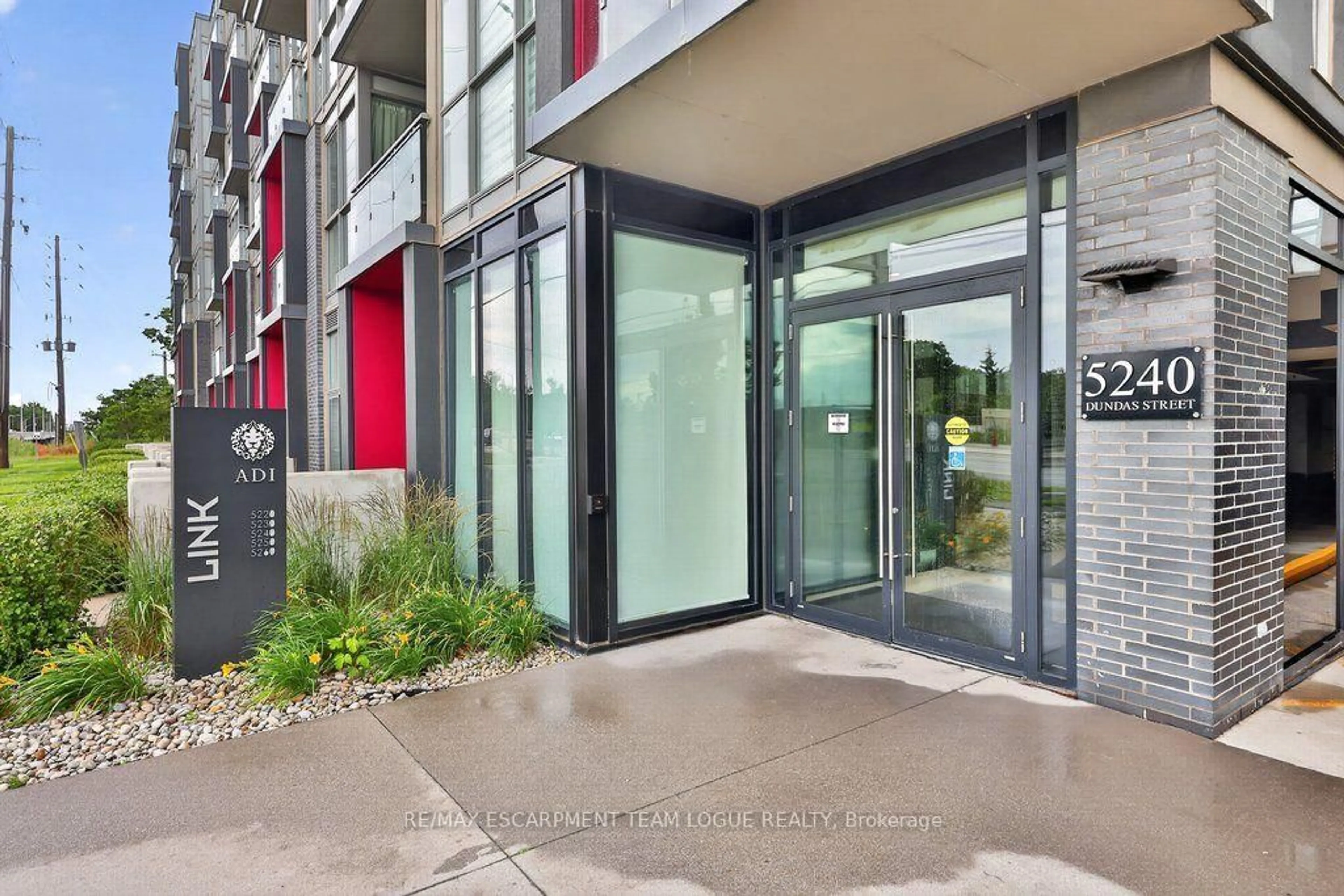 Indoor foyer for 5240 Dundas St #B202, Burlington Ontario L7M 0Y6