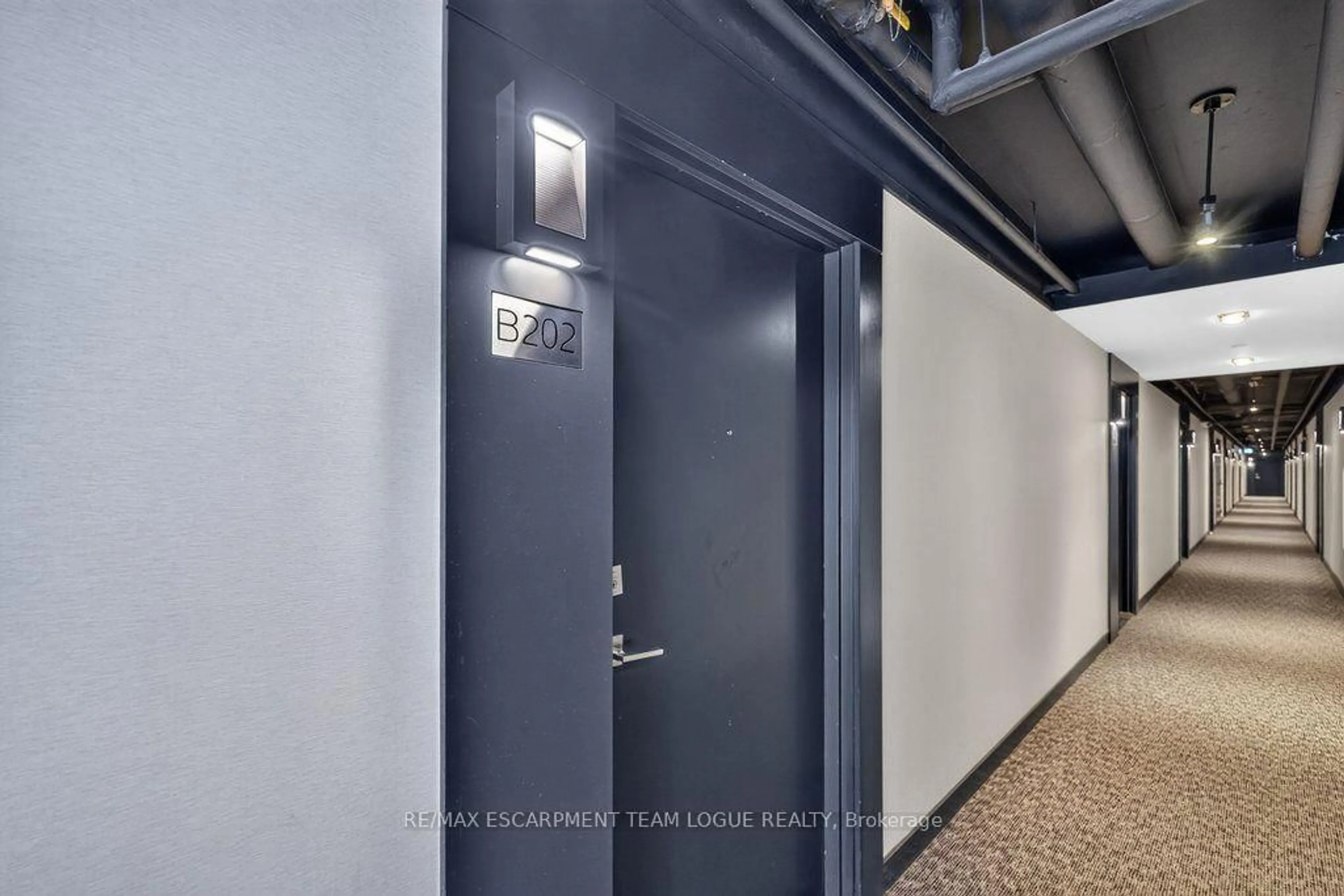 Indoor foyer for 5240 Dundas St #B202, Burlington Ontario L7M 0Y6