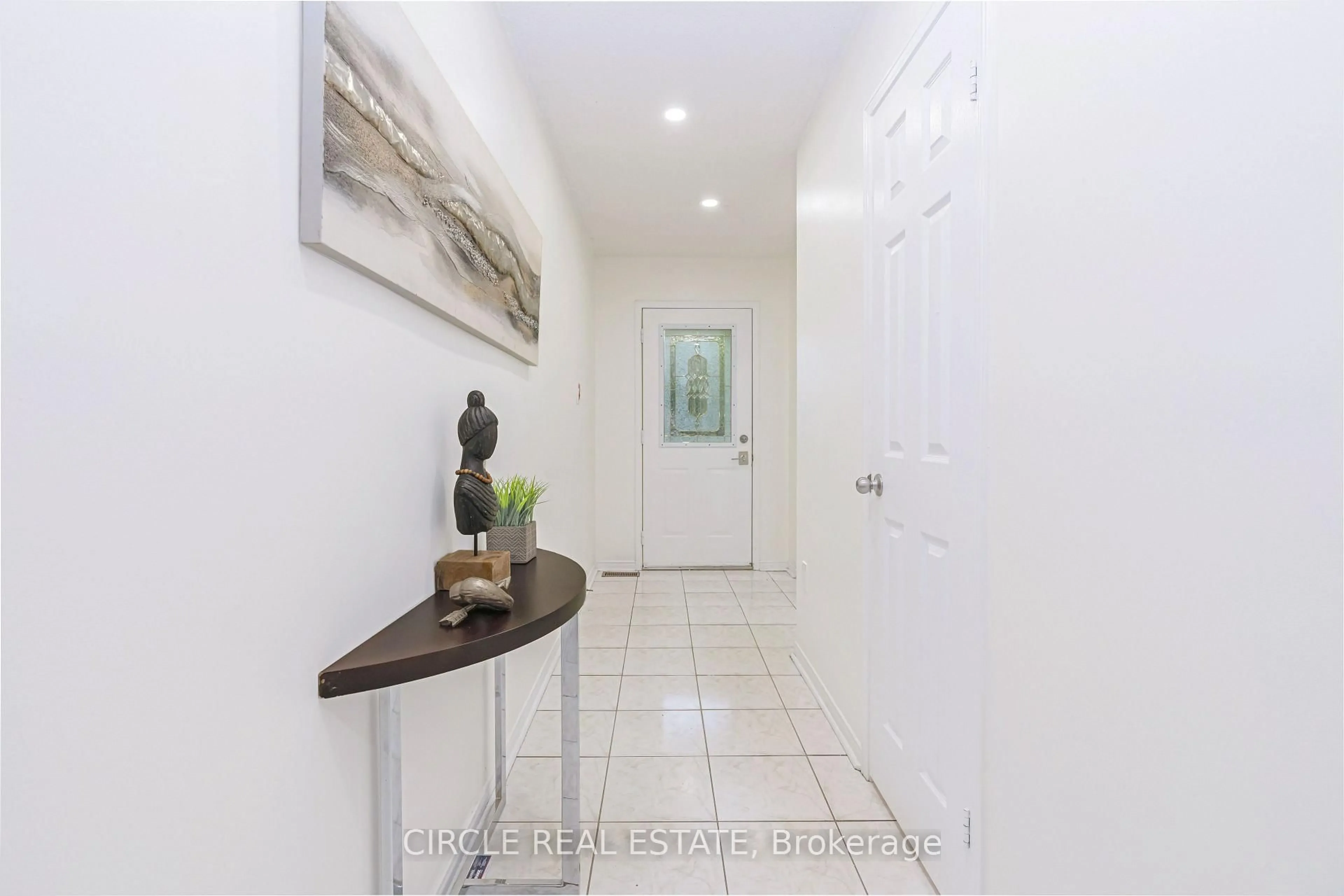 Indoor entryway for 4920 Rathkeale Rd #1, Mississauga Ontario L5V 2E9