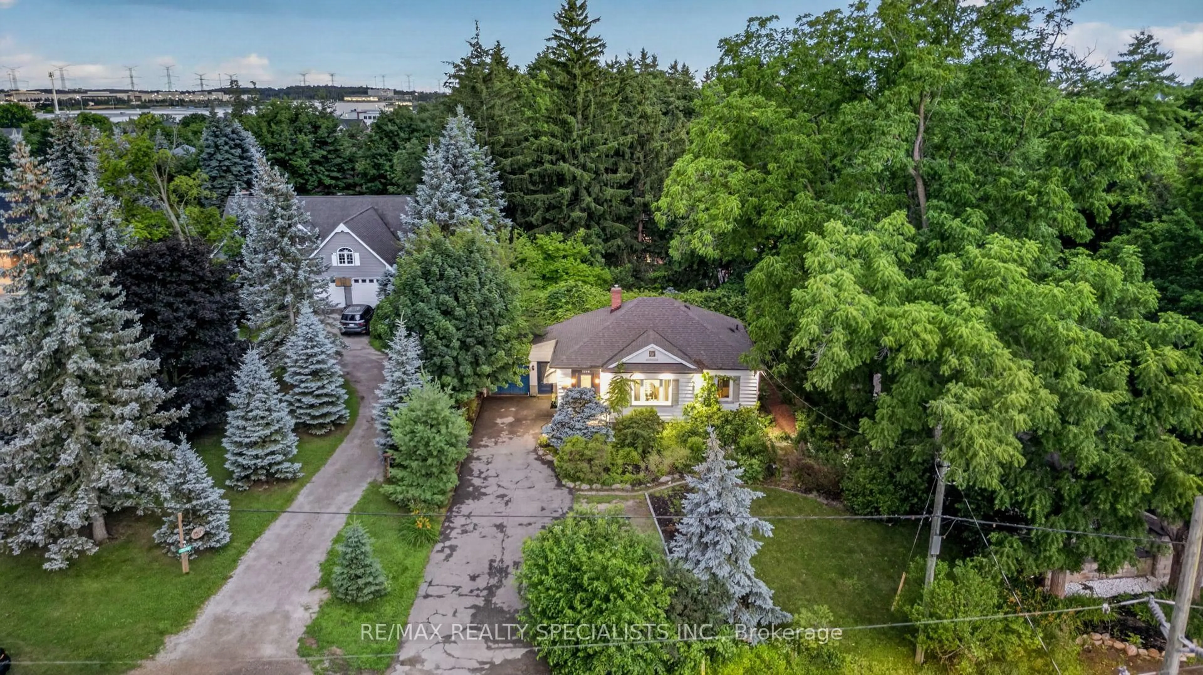 A pic from outside/outdoor area/front of a property/back of a property/a pic from drone, street for 7596 Creditview Rd, Brampton Ontario L6Y 0G5