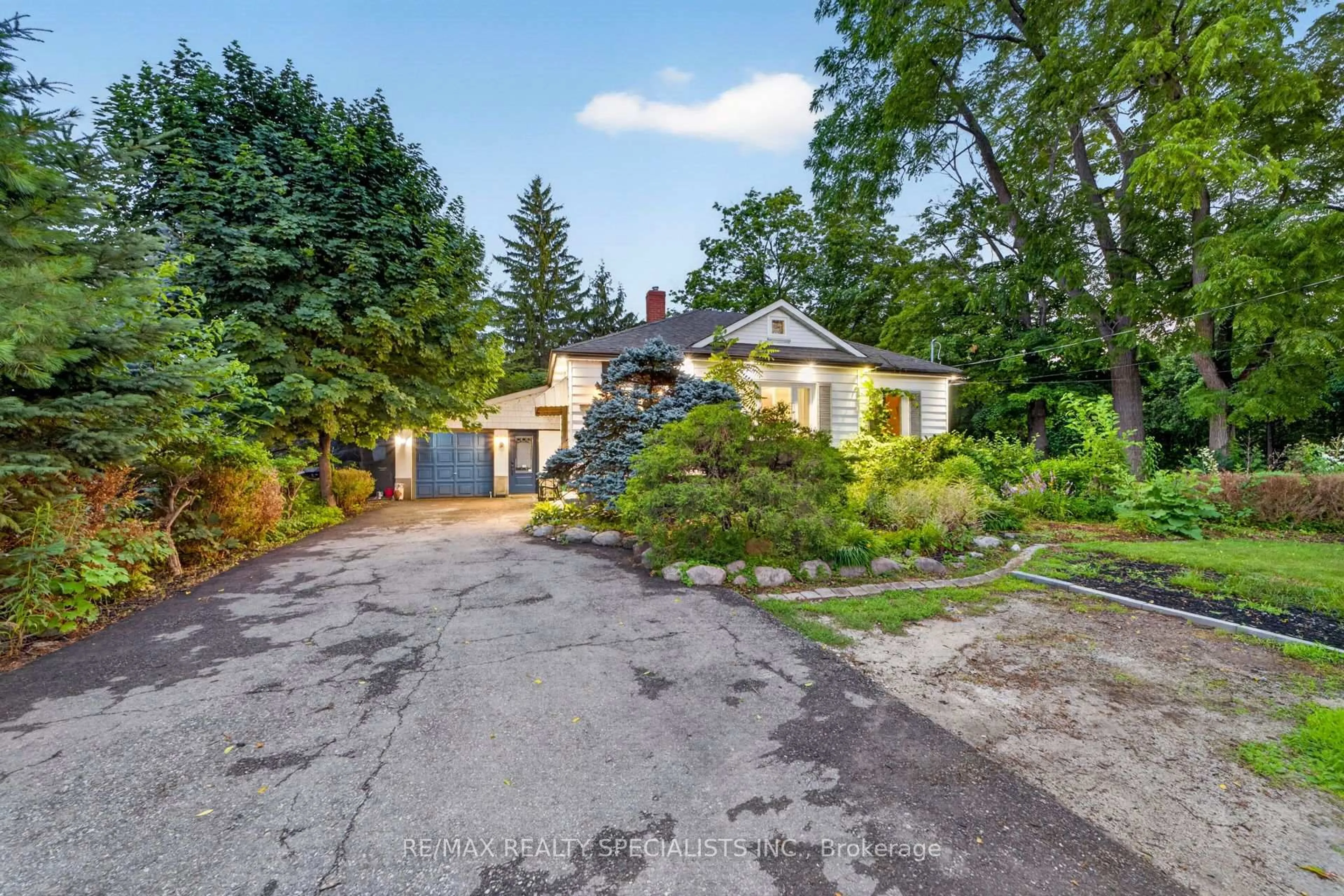 A pic from outside/outdoor area/front of a property/back of a property/a pic from drone, street for 7596 Creditview Rd, Brampton Ontario L6Y 0G5
