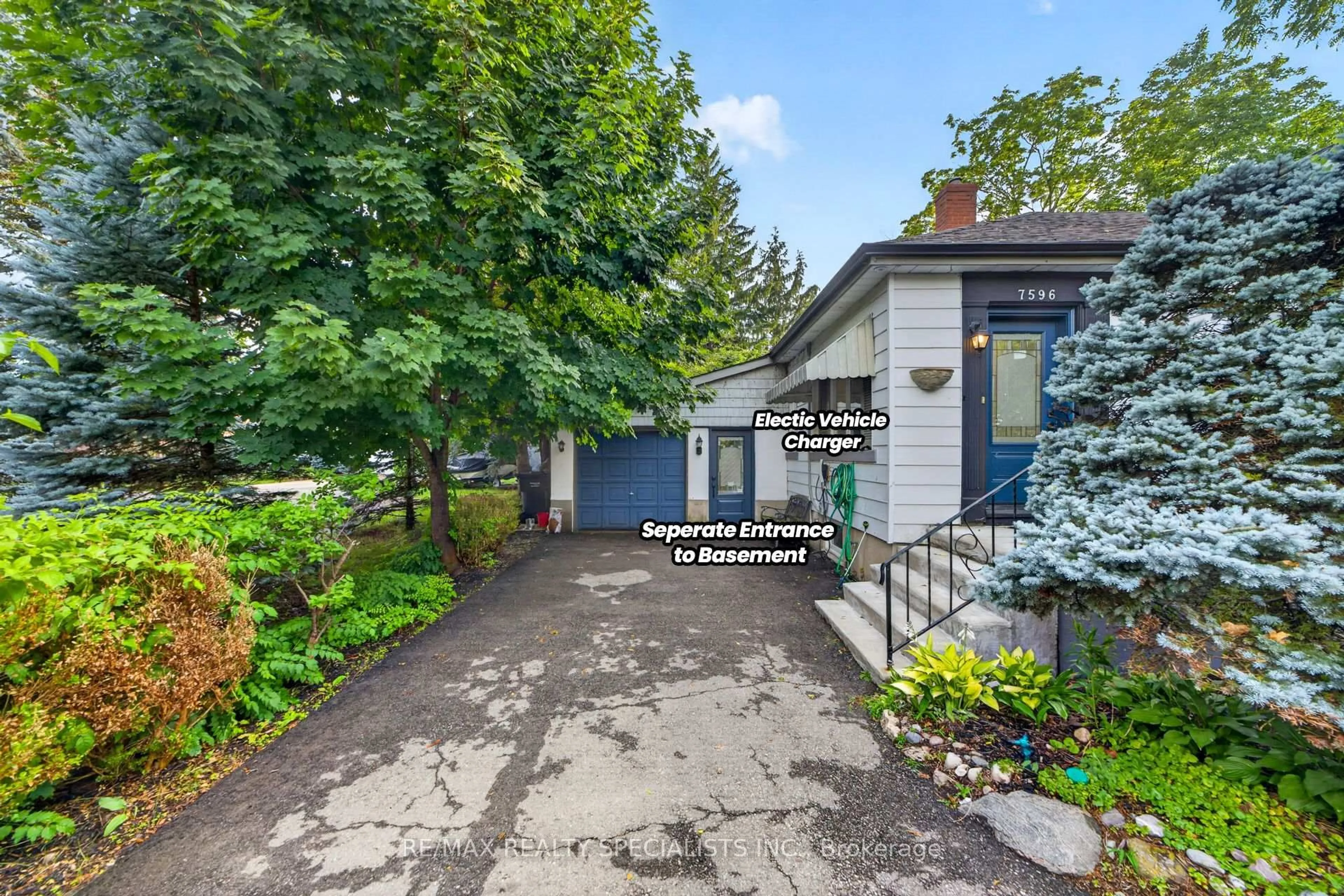 A pic from outside/outdoor area/front of a property/back of a property/a pic from drone, street for 7596 Creditview Rd, Brampton Ontario L6Y 0G5