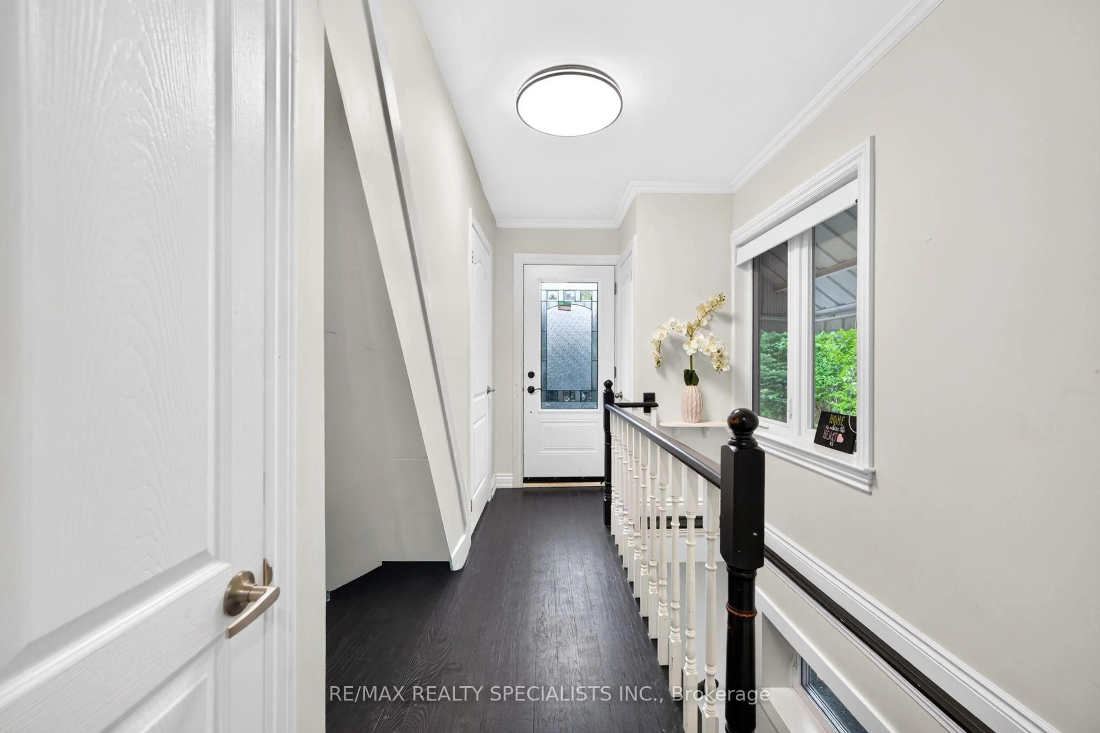 Indoor entryway for 7596 Creditview Rd, Brampton Ontario L6Y 0G5