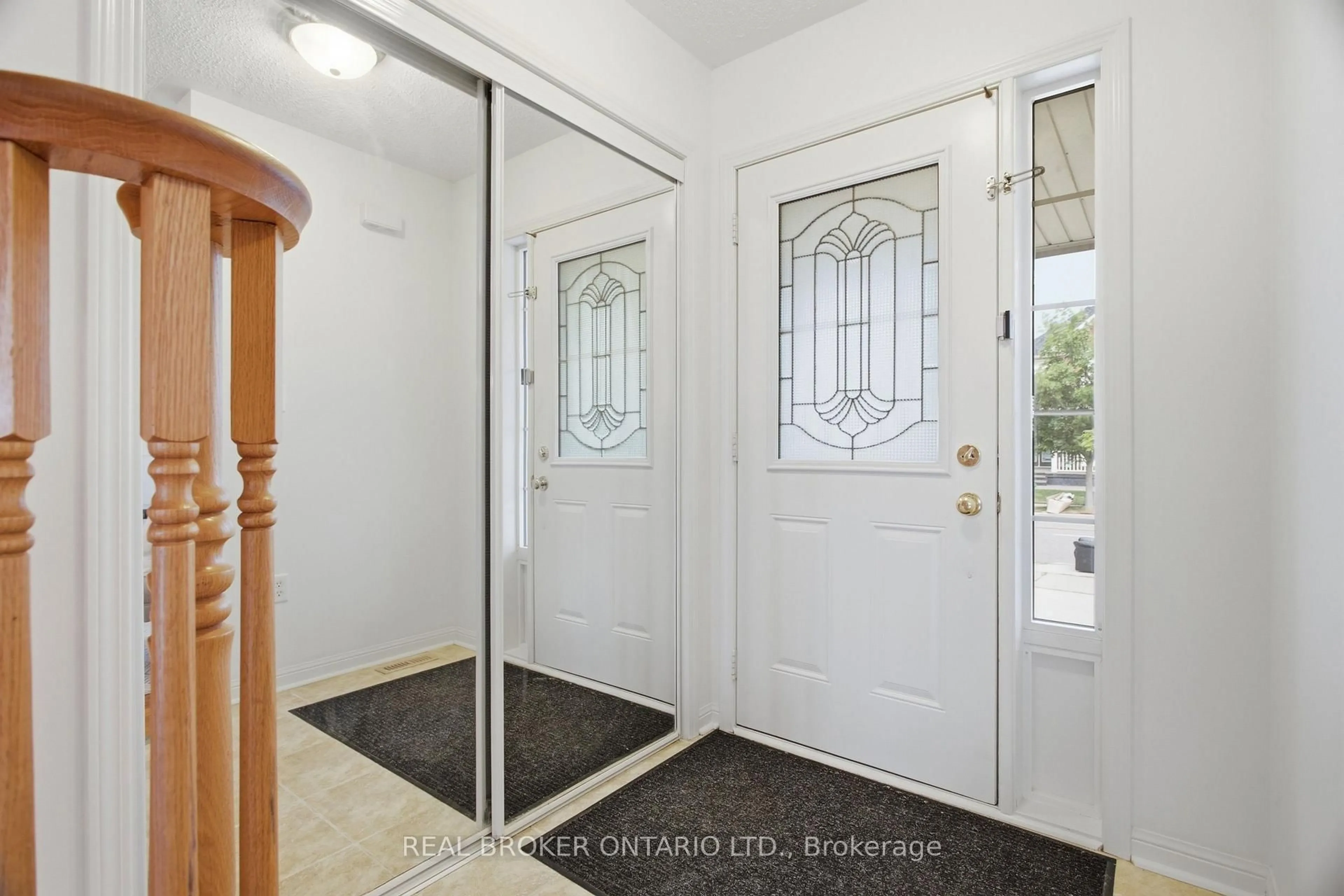 Indoor entryway for 35 Bonavista Dr, Brampton Ontario L6X 0N2
