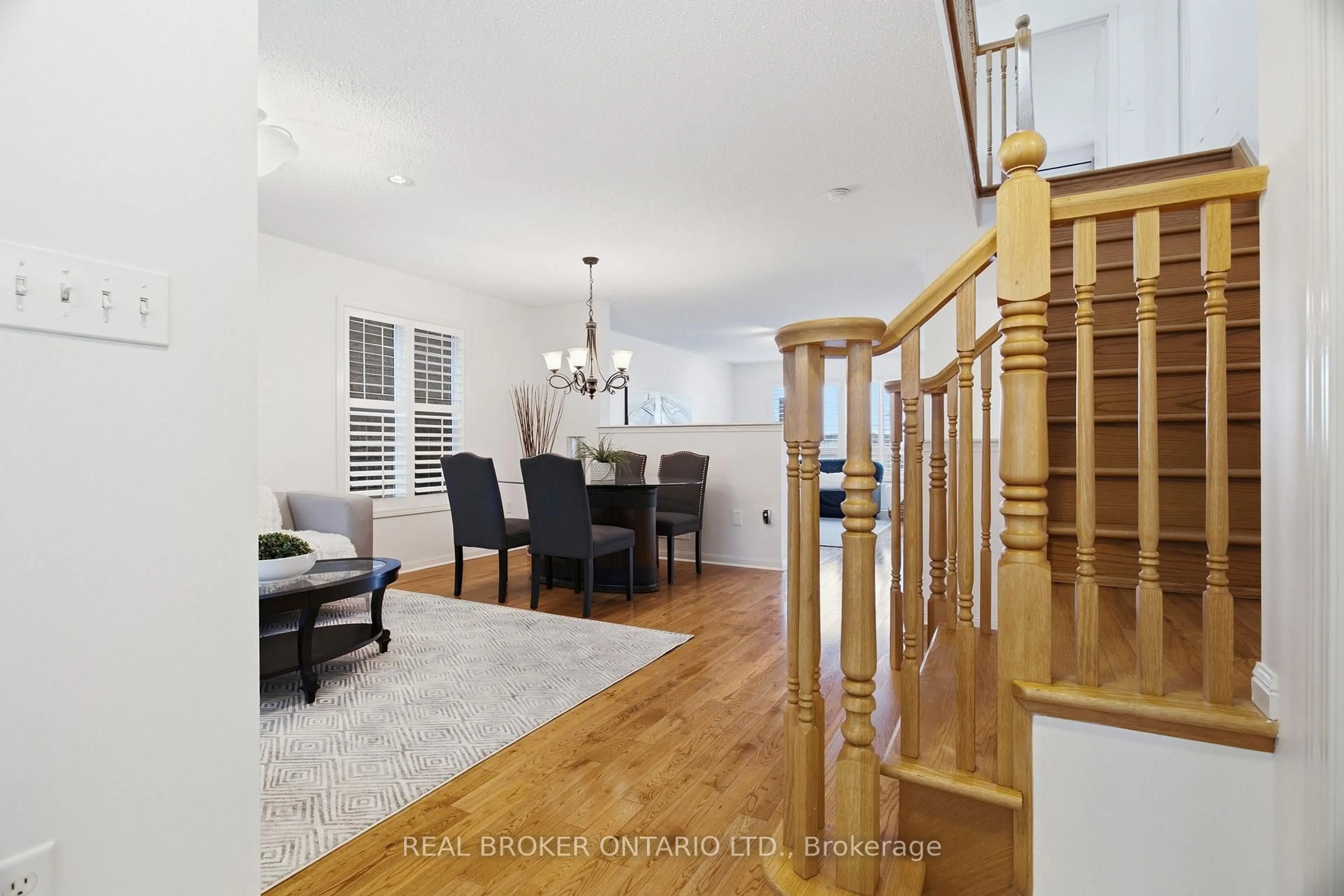 Indoor foyer for 35 Bonavista Dr, Brampton Ontario L6X 0N2