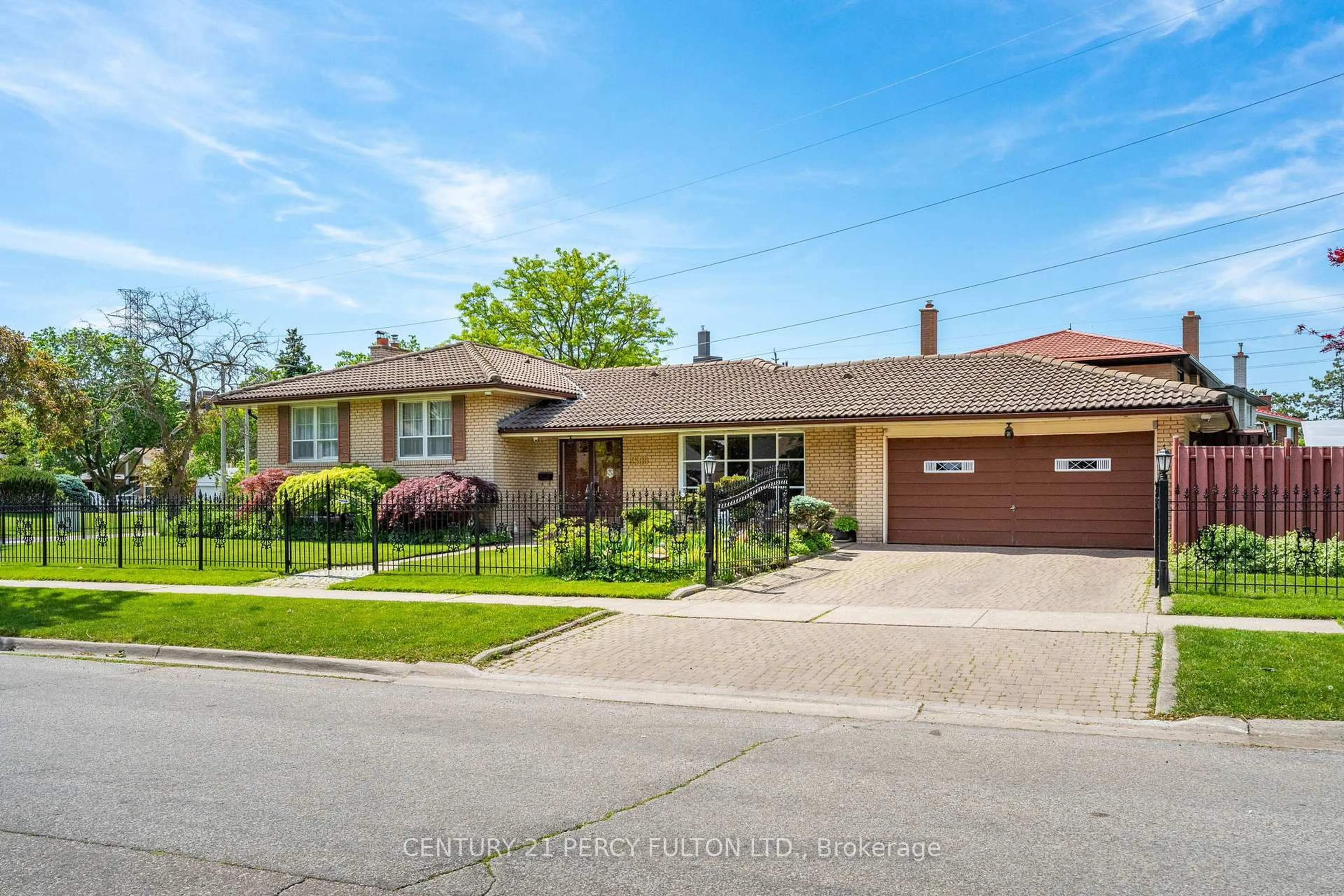 Home with brick exterior material, street for 3500 Silverplains Dr, Mississauga Ontario L4X 2P4