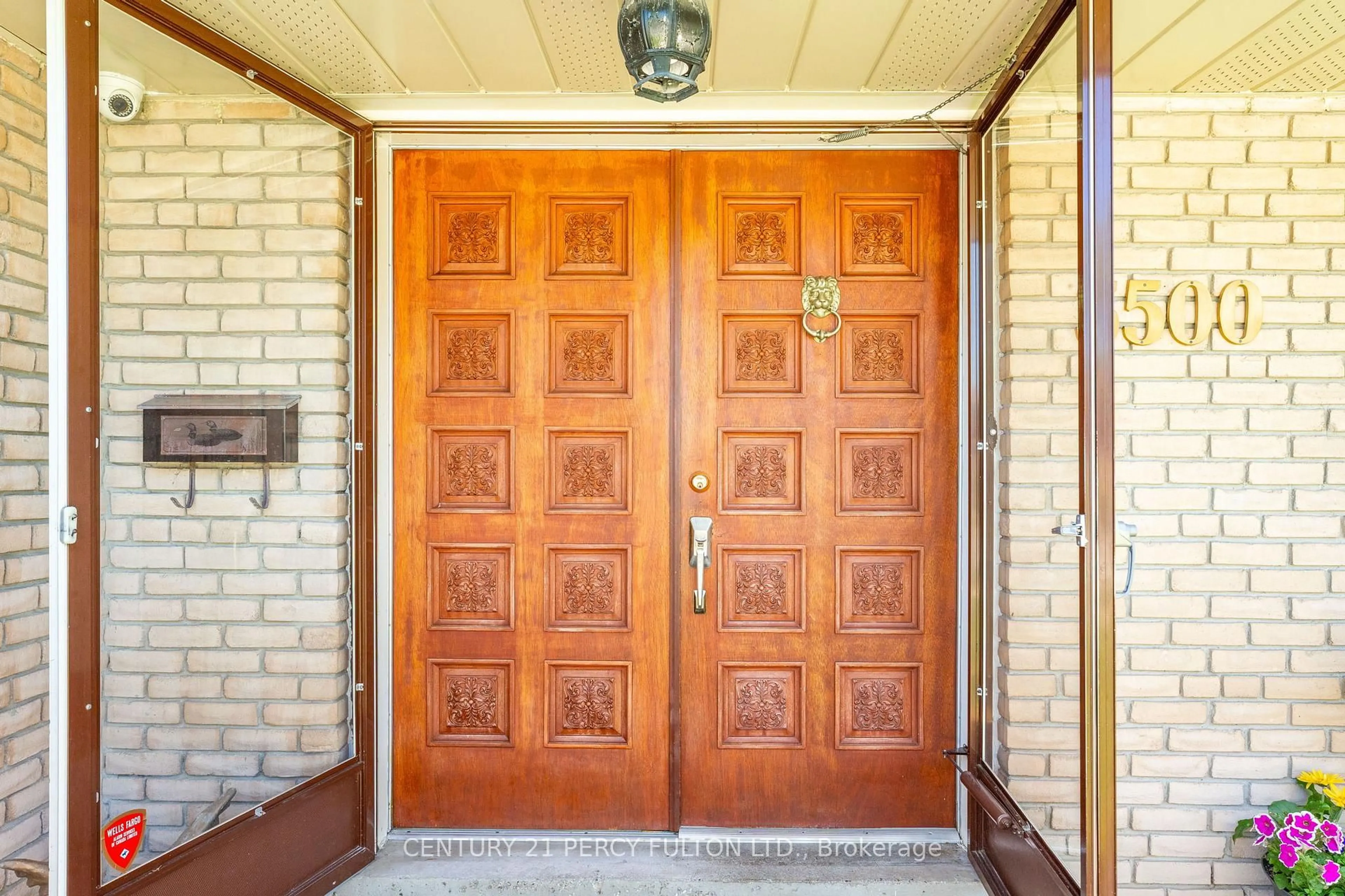 Indoor entryway for 3500 Silverplains Dr, Mississauga Ontario L4X 2P4