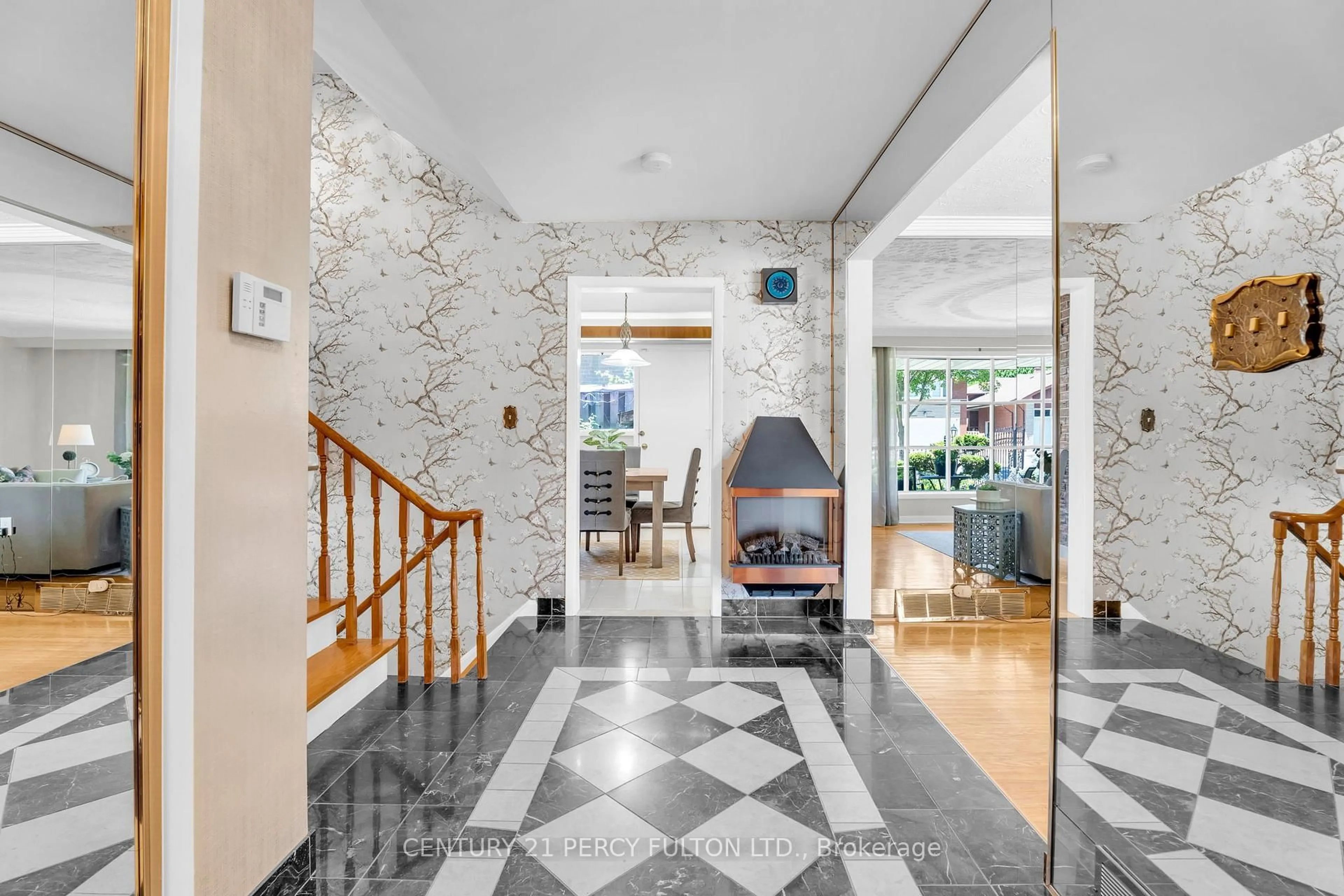 Indoor foyer for 3500 Silverplains Dr, Mississauga Ontario L4X 2P4