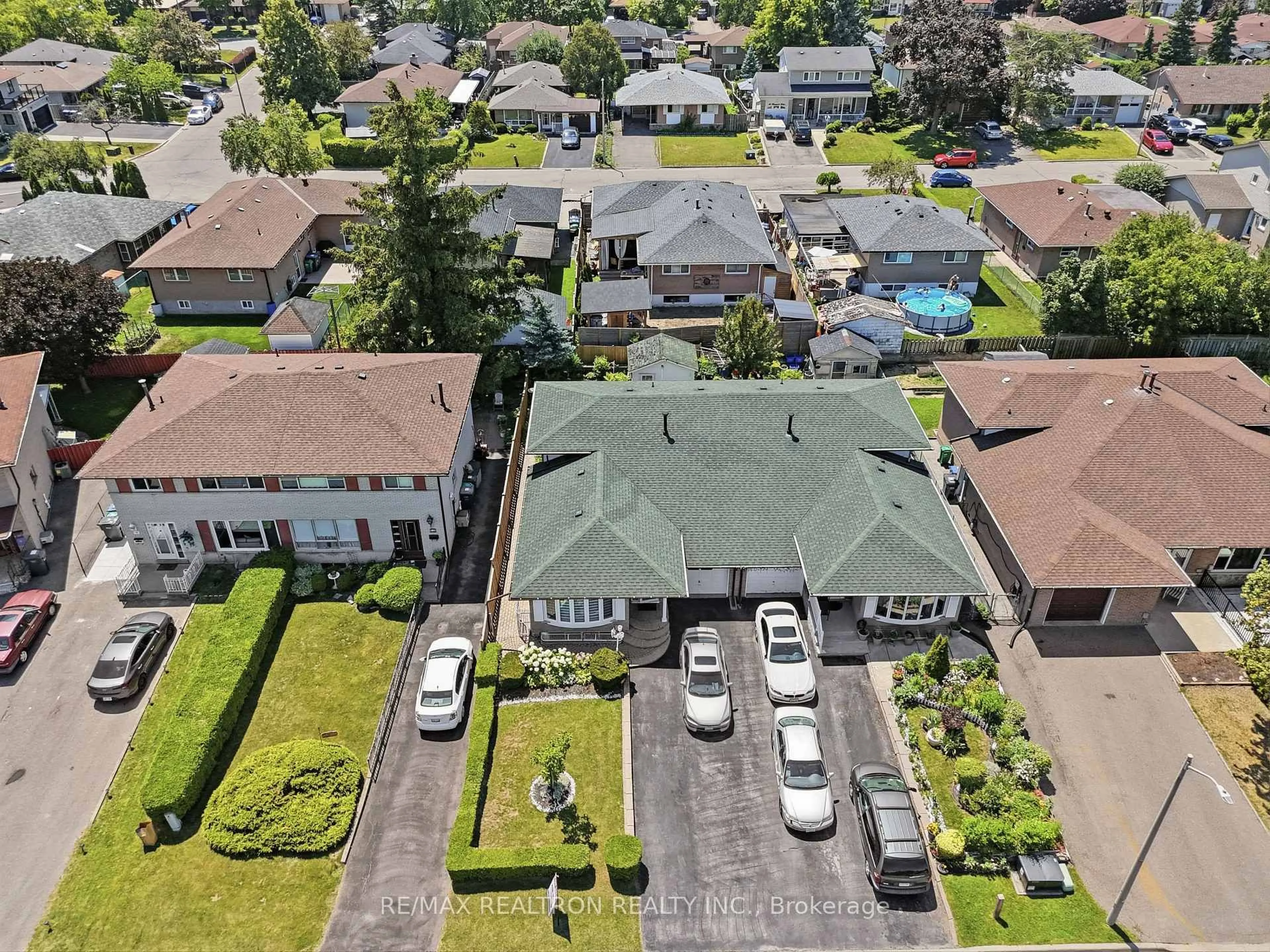 A pic from outside/outdoor area/front of a property/back of a property/a pic from drone, street for 62 Wilton Dr, Brampton Ontario L6W 3A1
