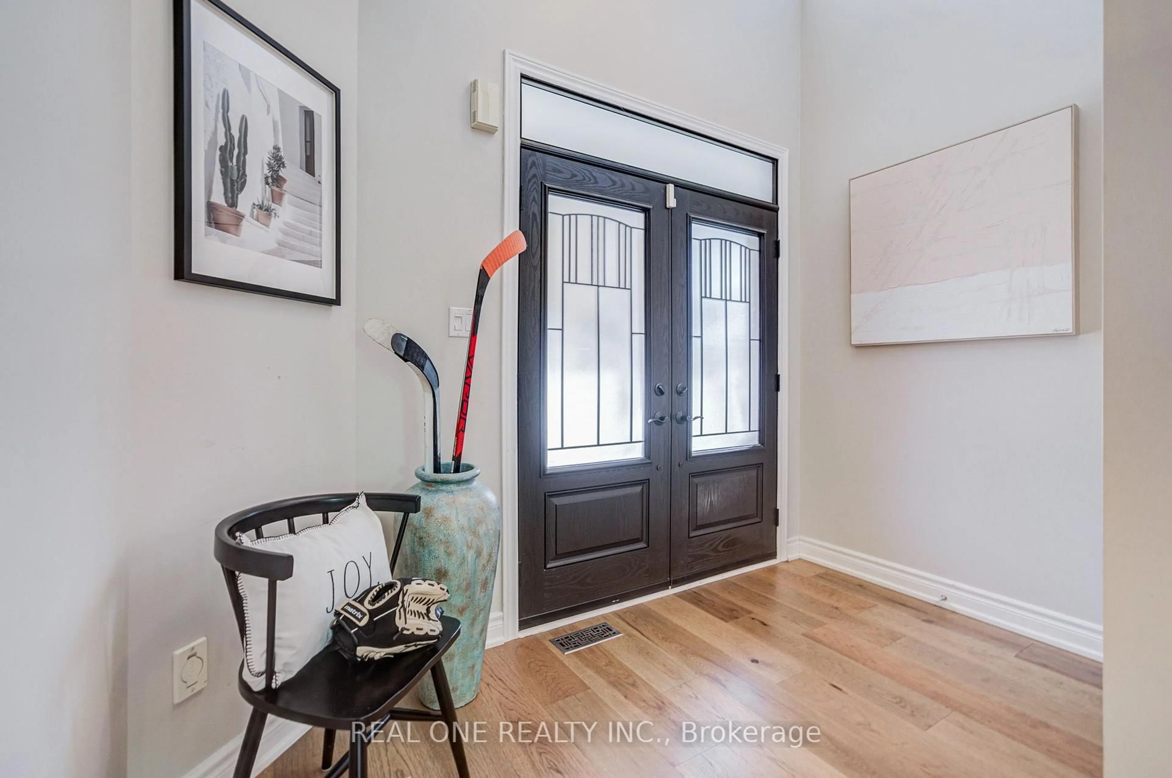 Indoor entryway for 2463 Parkglen Ave, Oakville Ontario L6M 4Y7