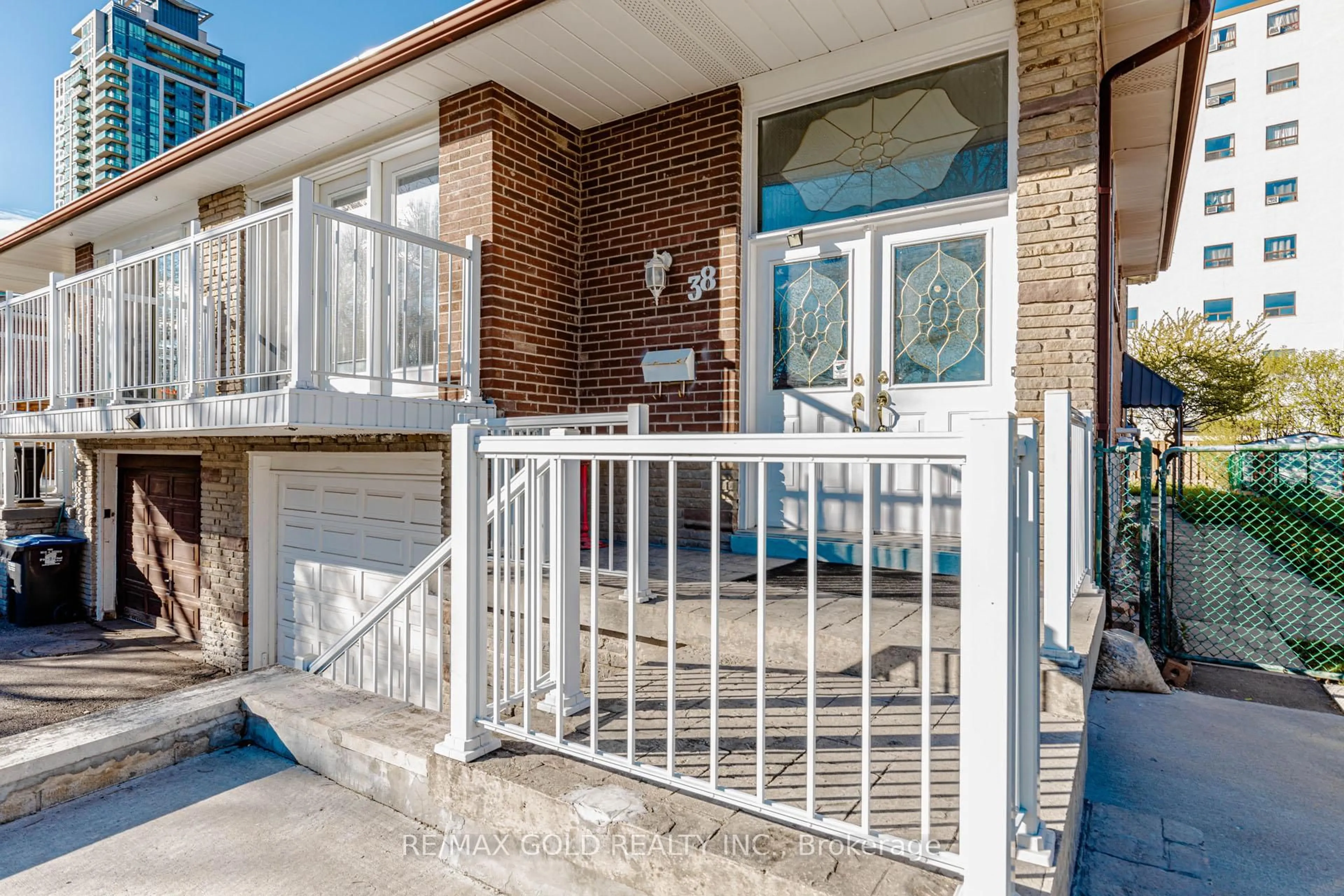 Unknown for 38 Achill Cres, Mississauga Ontario L5B 1L1