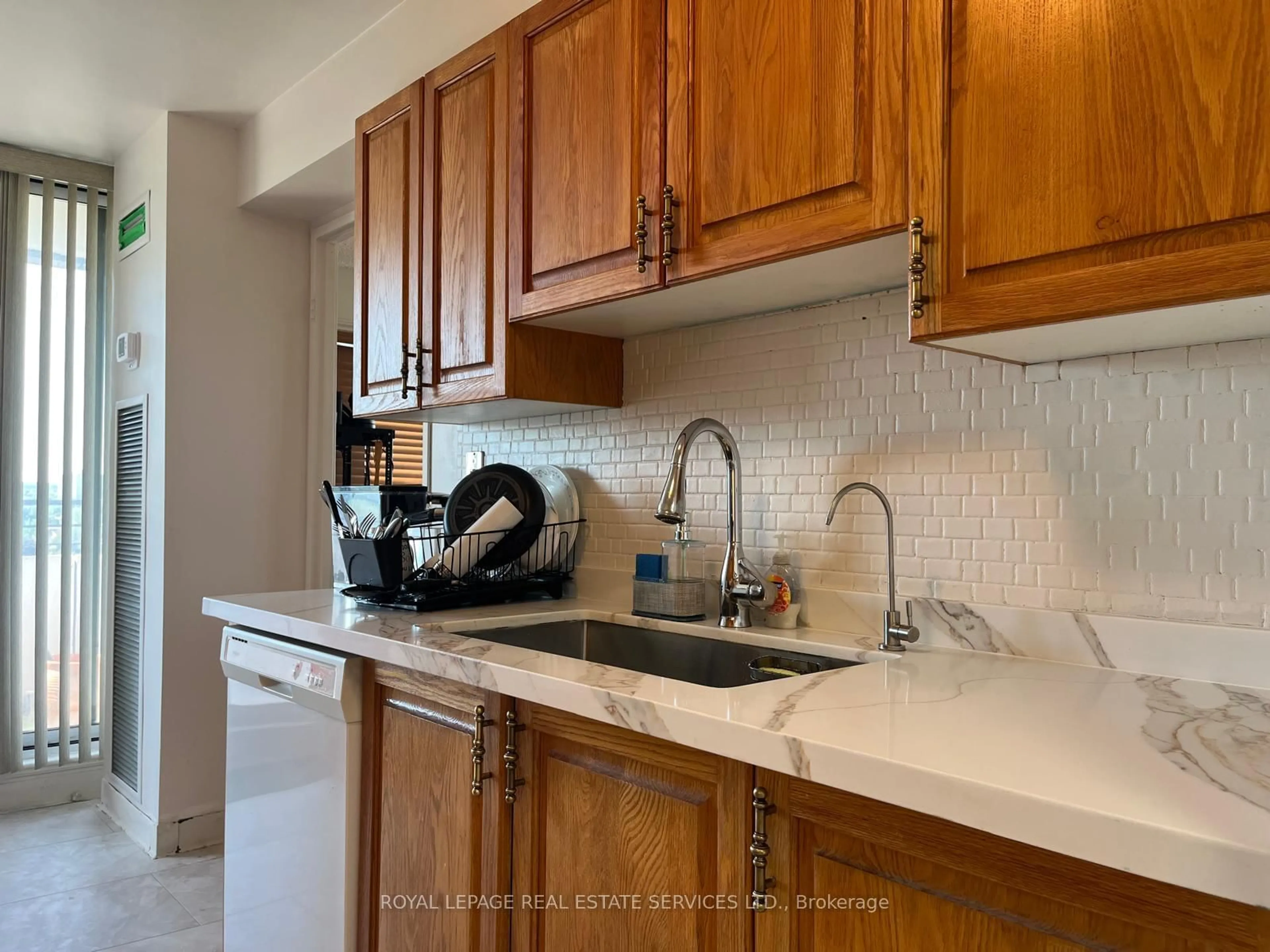 Standard kitchen, ceramic/tile floor for 1300 Mississauga Valley Blvd #902, Mississauga Ontario L5A 3S9