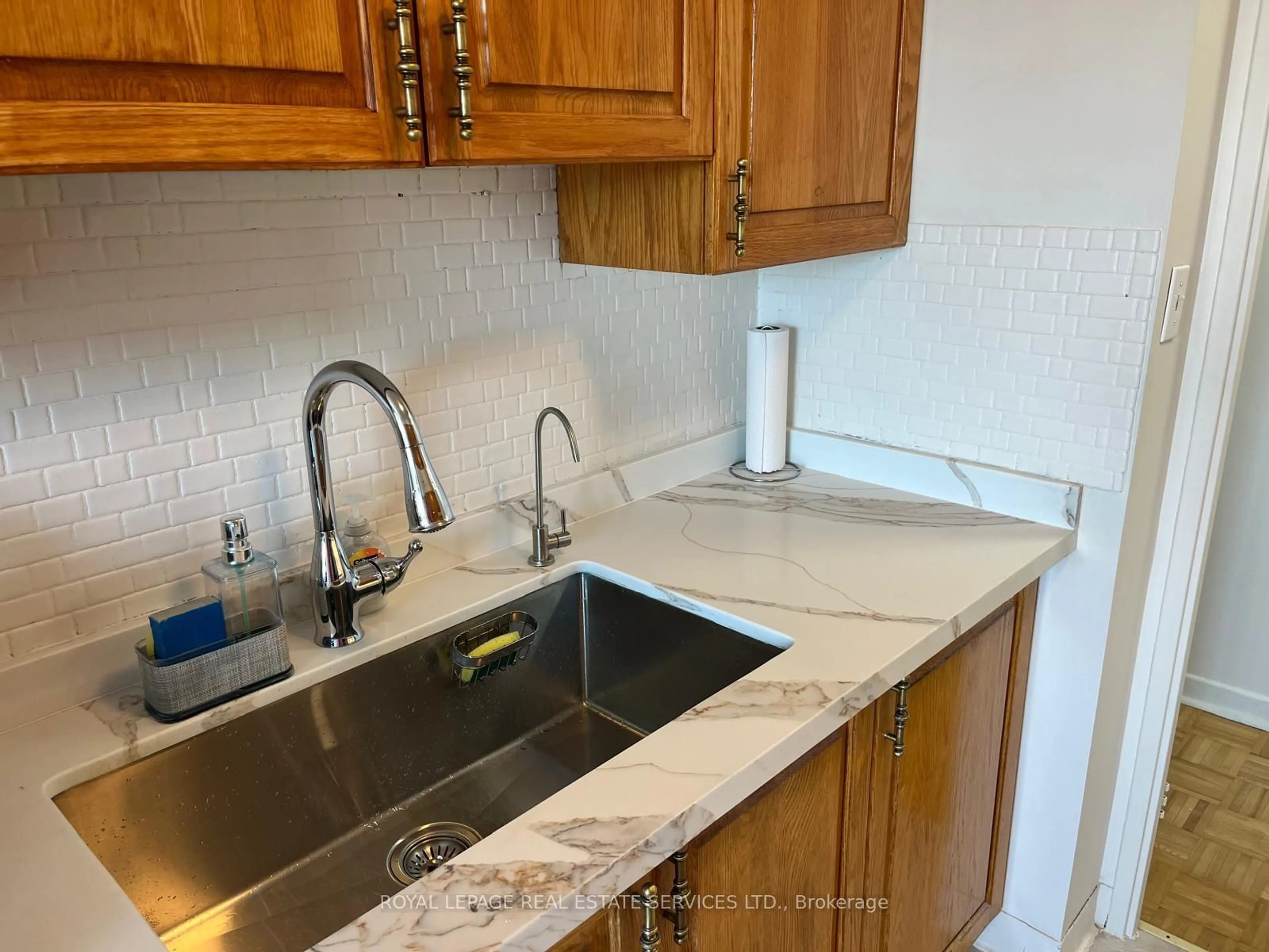 Standard kitchen, ceramic/tile floor for 1300 Mississauga Valley Blvd #902, Mississauga Ontario L5A 3S9