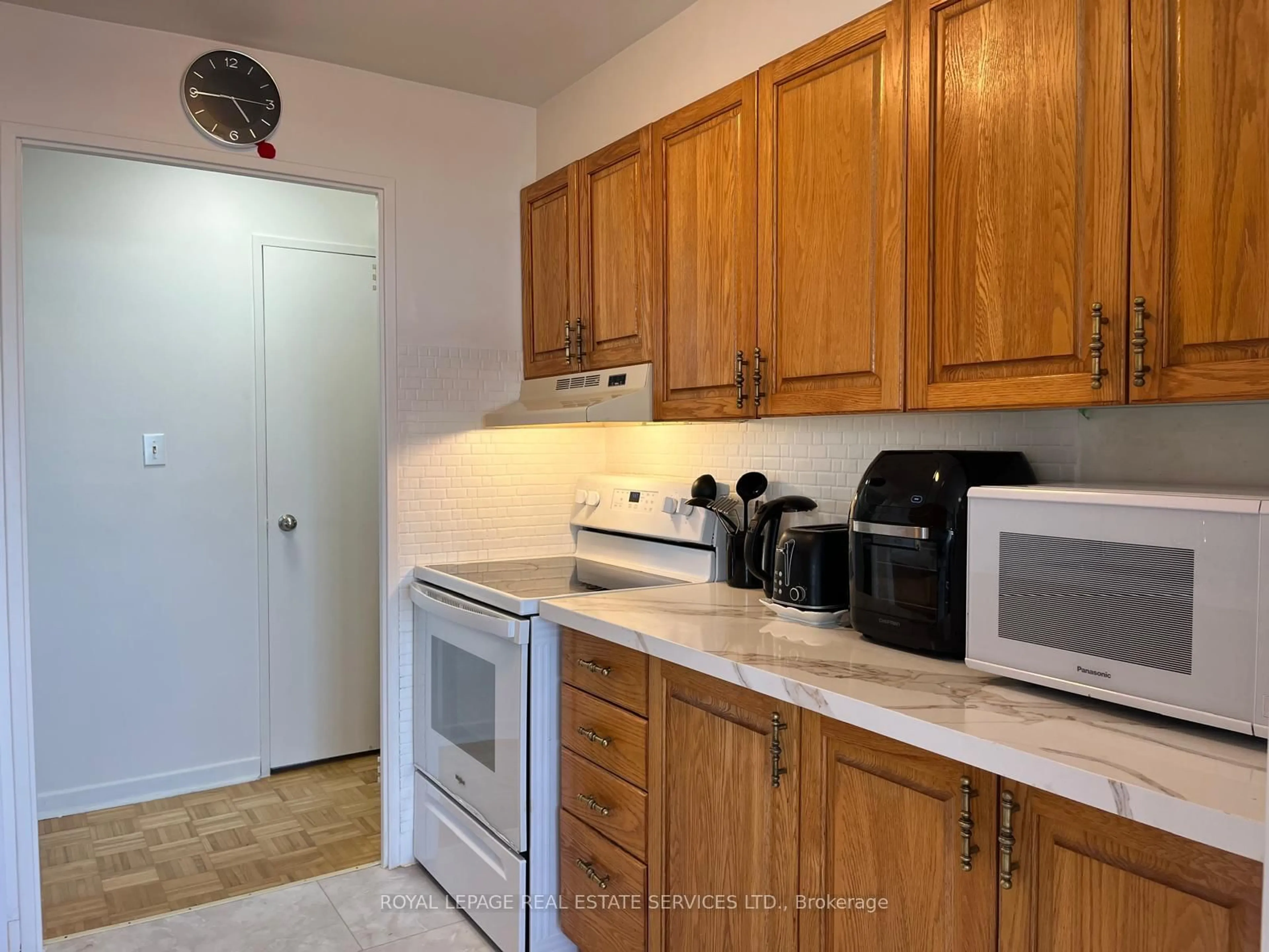 Standard kitchen, unknown for 1300 Mississauga Valley Blvd #902, Mississauga Ontario L5A 3S9