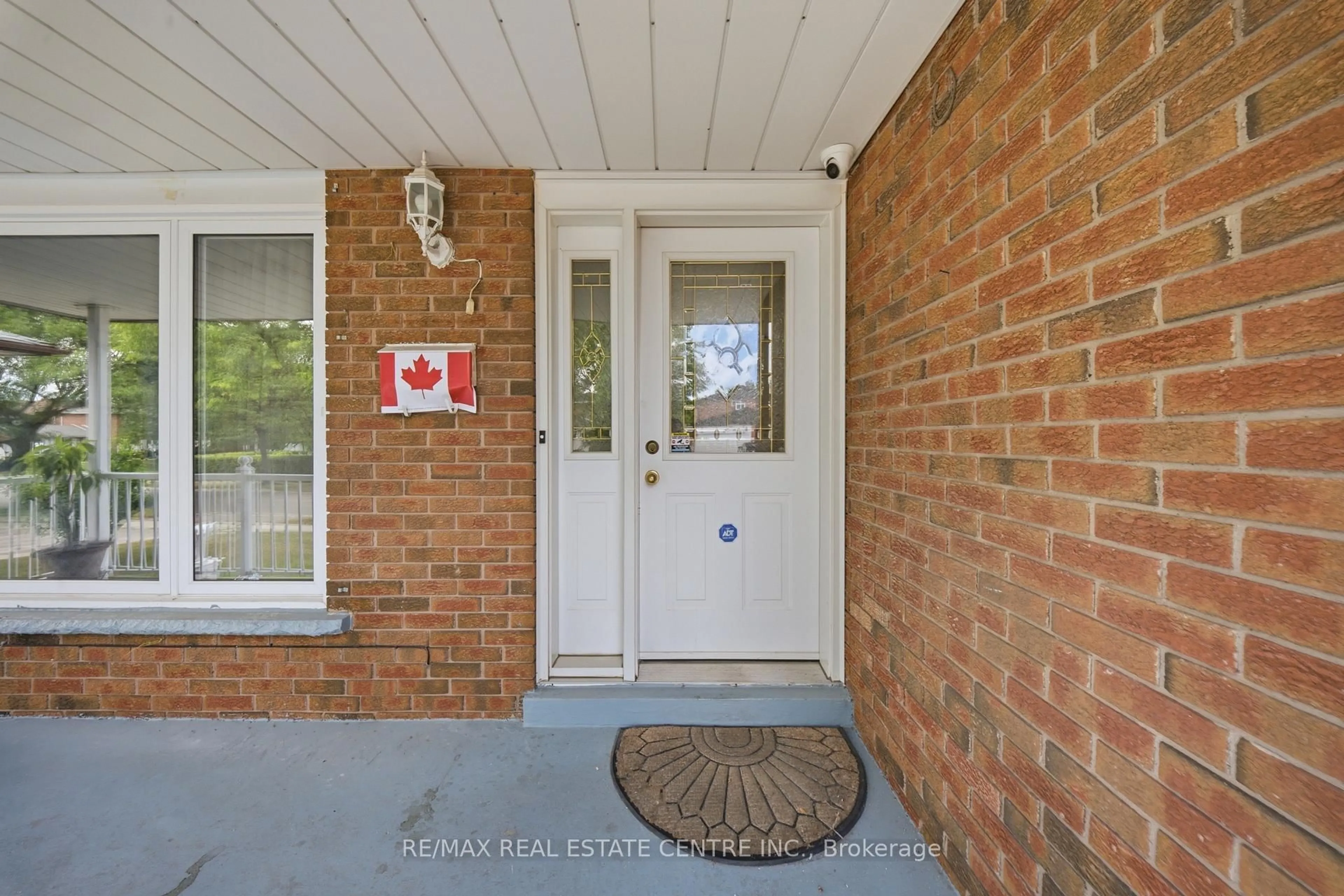 Indoor entryway for 4 Manorcrest St, Brampton Ontario L6S 2W9