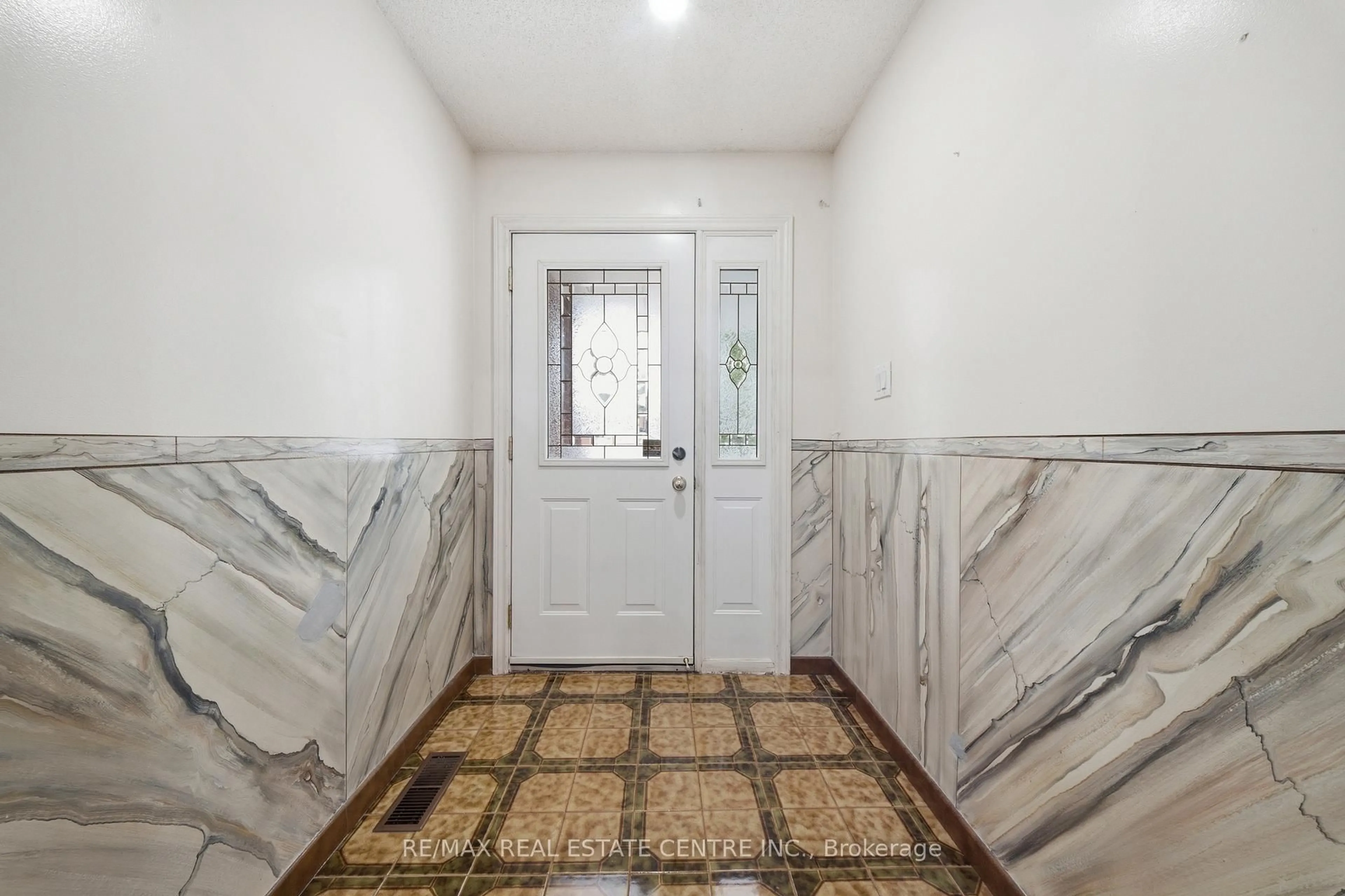 Indoor foyer for 4 Manorcrest St, Brampton Ontario L6S 2W9