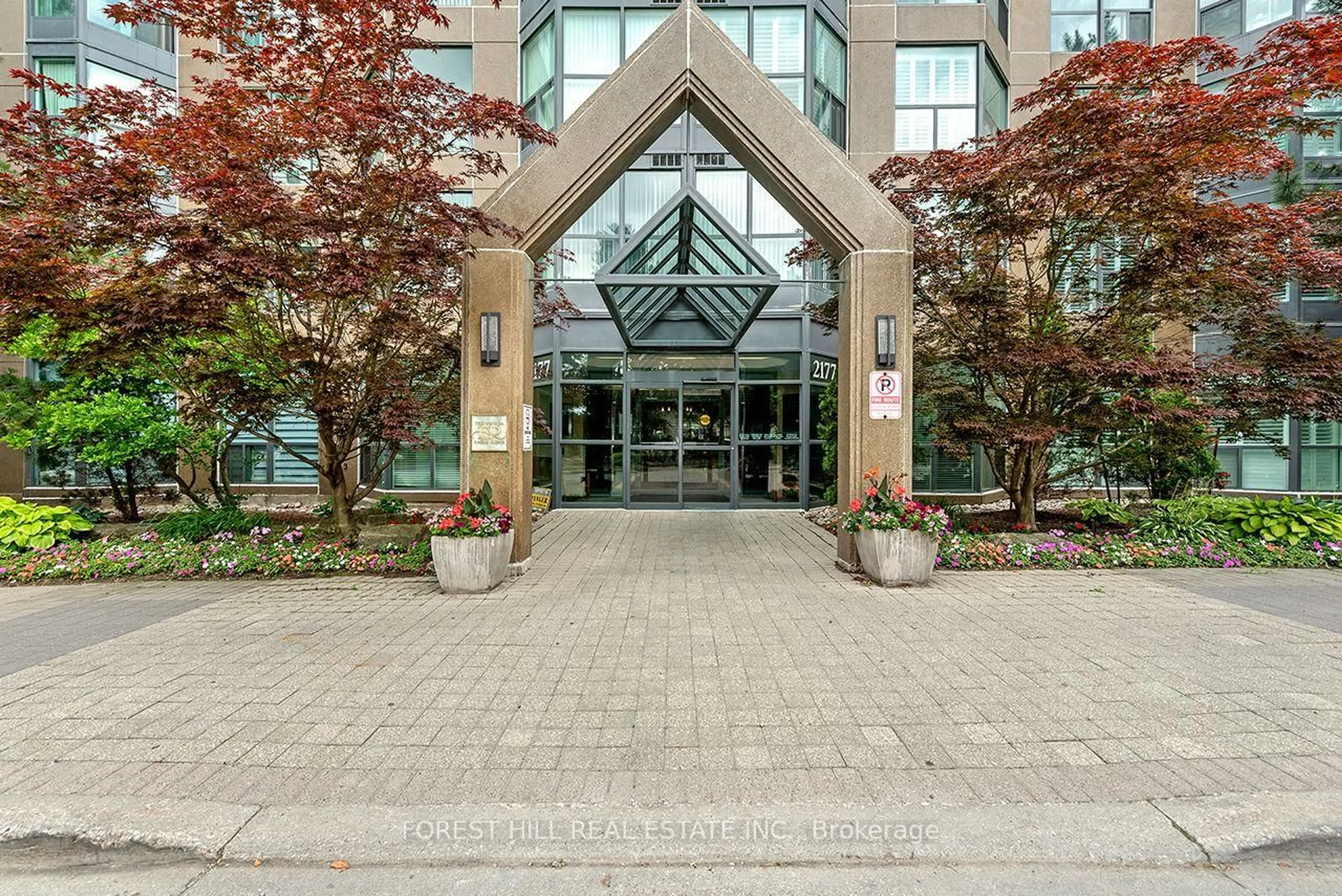 Indoor foyer for 2177 Burnhamthorpe Rd #911, Mississauga Ontario L5L 5P9