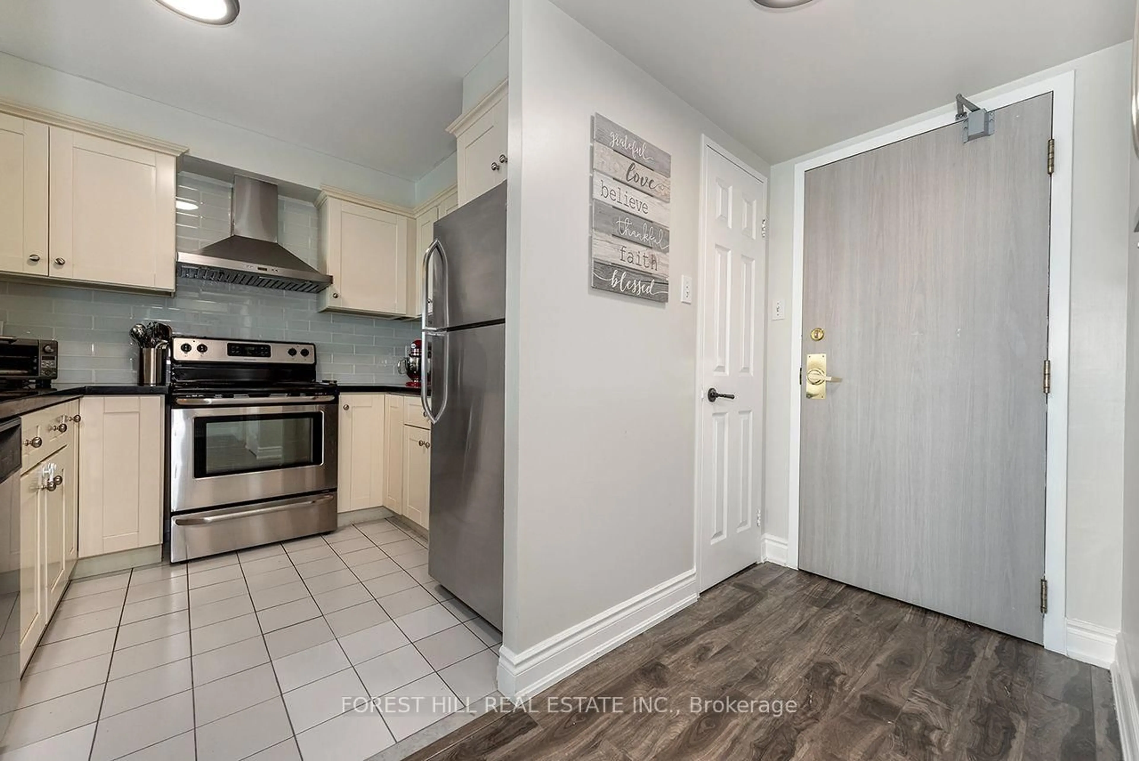Standard kitchen, ceramic/tile floor for 2177 Burnhamthorpe Rd #911, Mississauga Ontario L5L 5P9