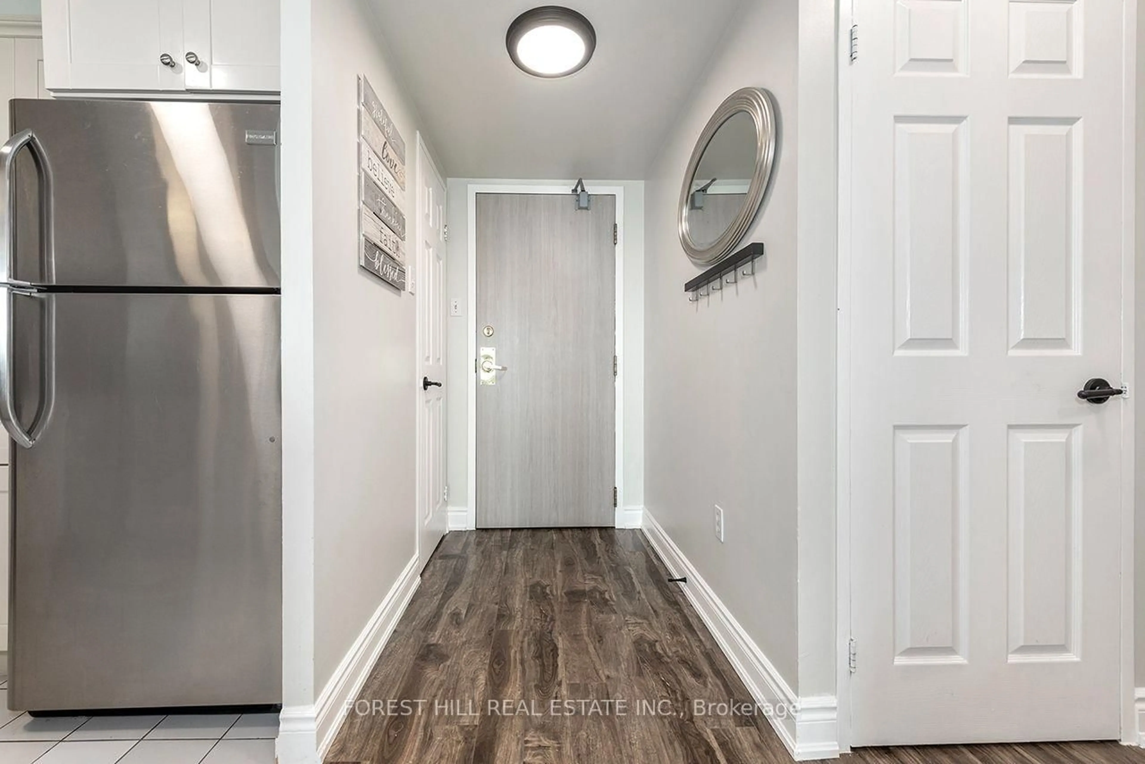 Indoor entryway for 2177 Burnhamthorpe Rd #911, Mississauga Ontario L5L 5P9