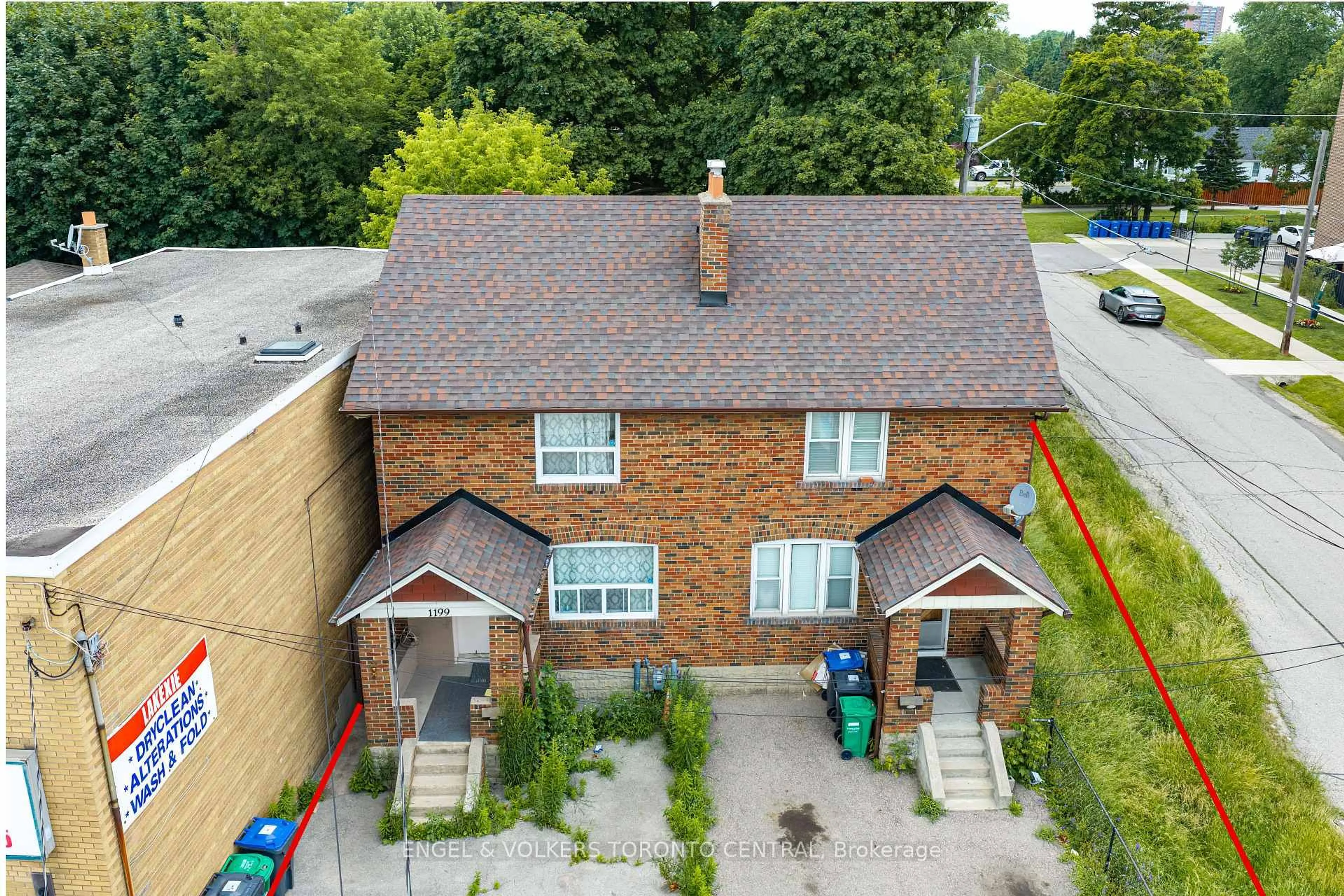 A pic from outside/outdoor area/front of a property/back of a property/a pic from drone, street for 1199 & 1201 Lakeshore Rd, Mississauga Ontario L5E 1G1