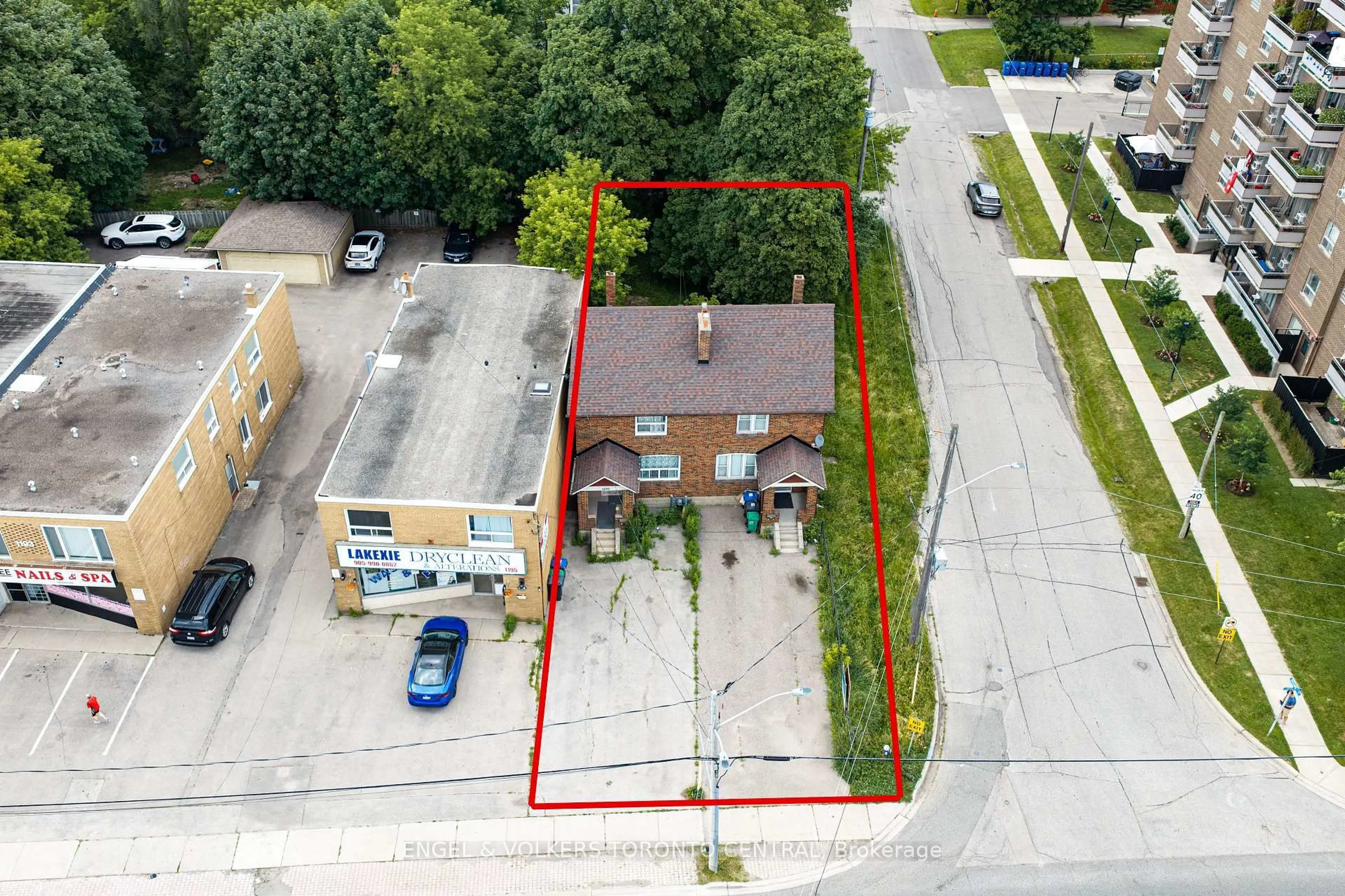 A pic from outside/outdoor area/front of a property/back of a property/a pic from drone, building for 1199 & 1201 Lakeshore Rd, Mississauga Ontario L5E 1G1