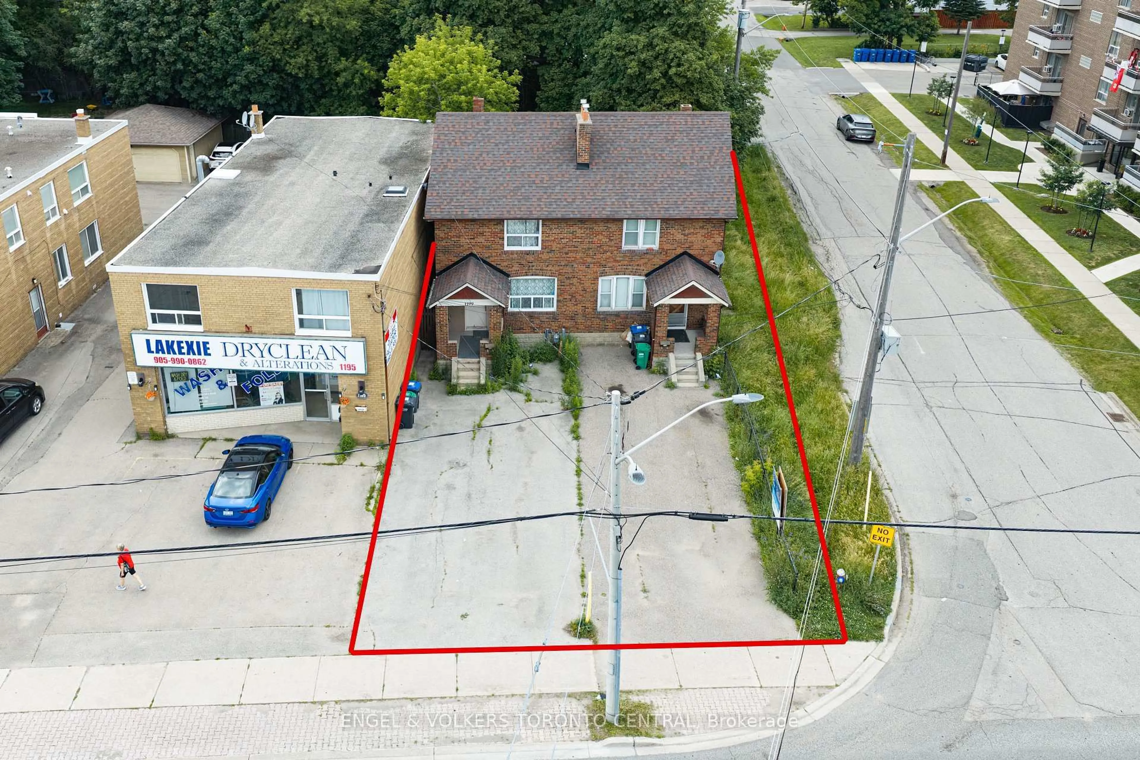 A pic from outside/outdoor area/front of a property/back of a property/a pic from drone, building for 1199 & 1201 Lakeshore Rd, Mississauga Ontario L5E 1G1
