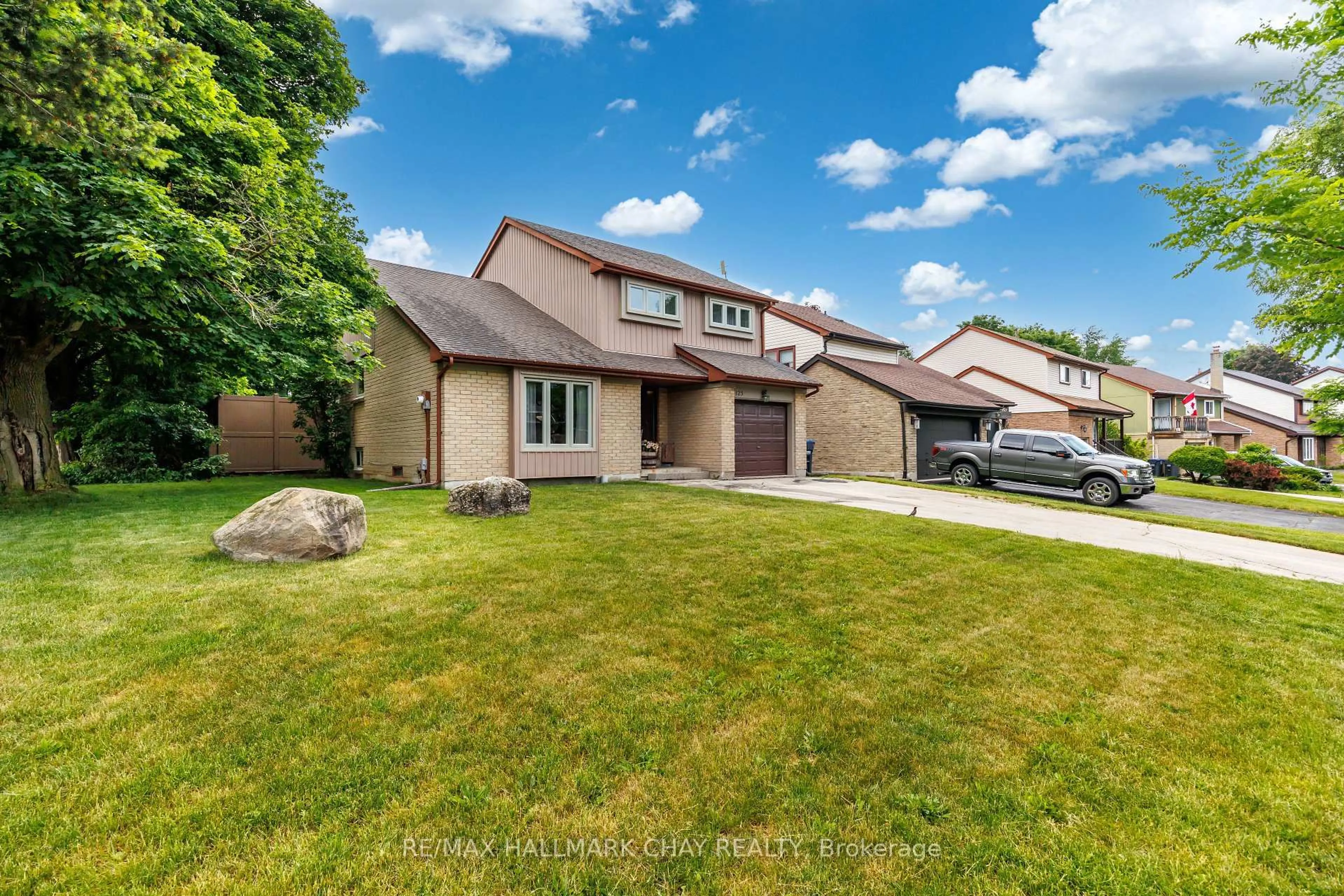 A pic from outside/outdoor area/front of a property/back of a property/a pic from drone, street for 125 Royal Palm Dr, Brampton Ontario L6Z 1P4