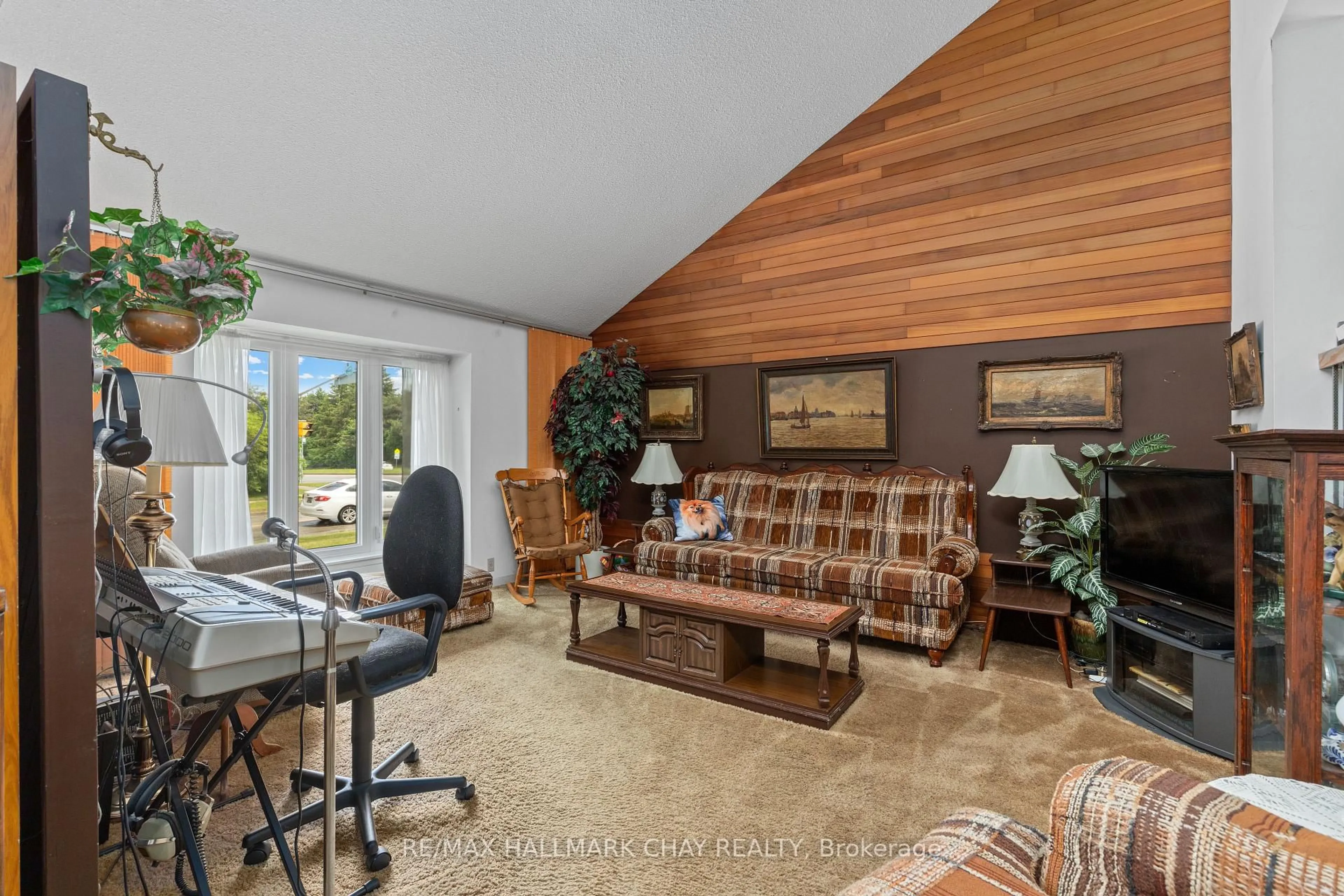 Living room with furniture, unknown for 125 Royal Palm Dr, Brampton Ontario L6Z 1P4