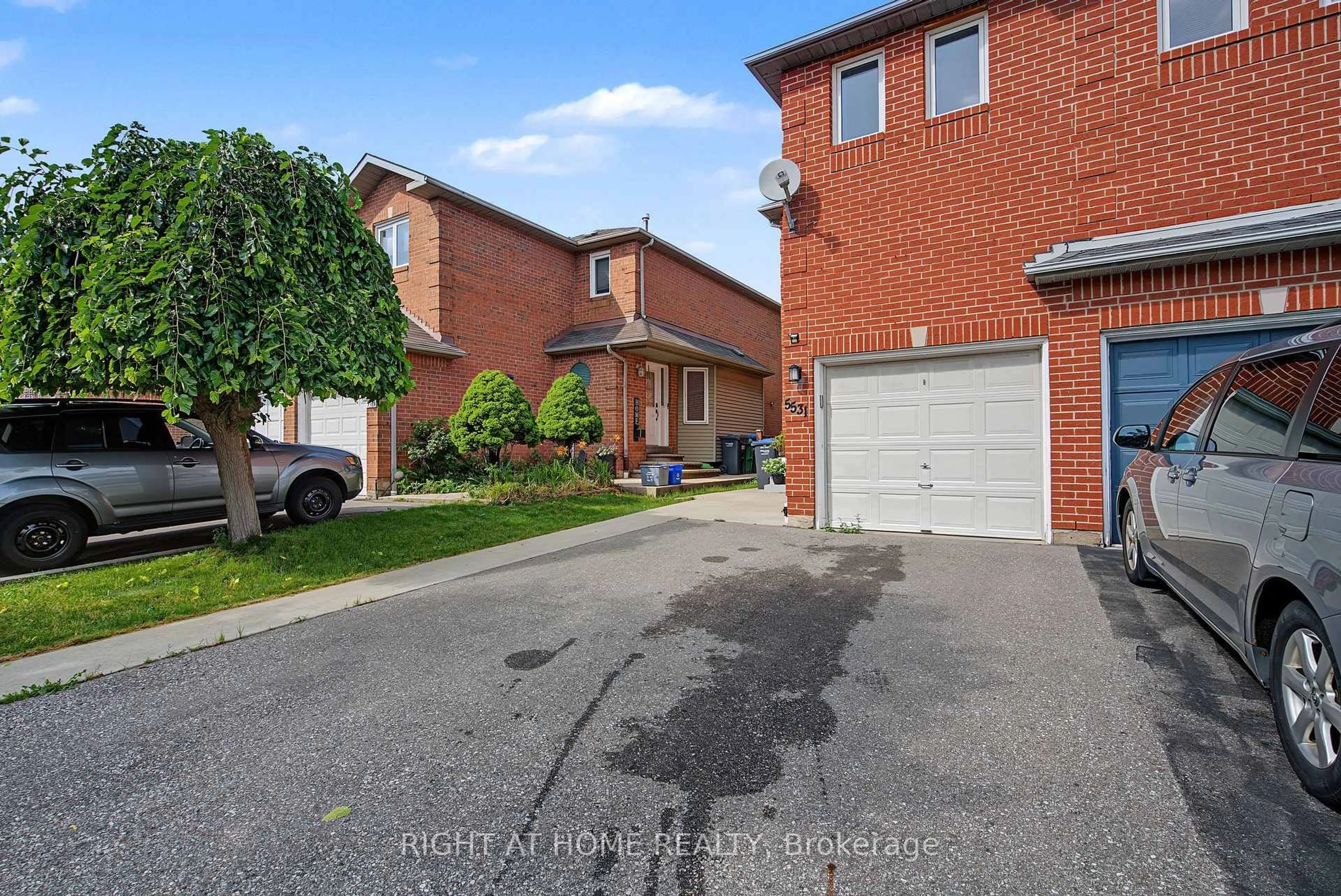 A pic from outside/outdoor area/front of a property/back of a property/a pic from drone, street for 5531 Whistler Cres, Mississauga Ontario L4Z 3R7