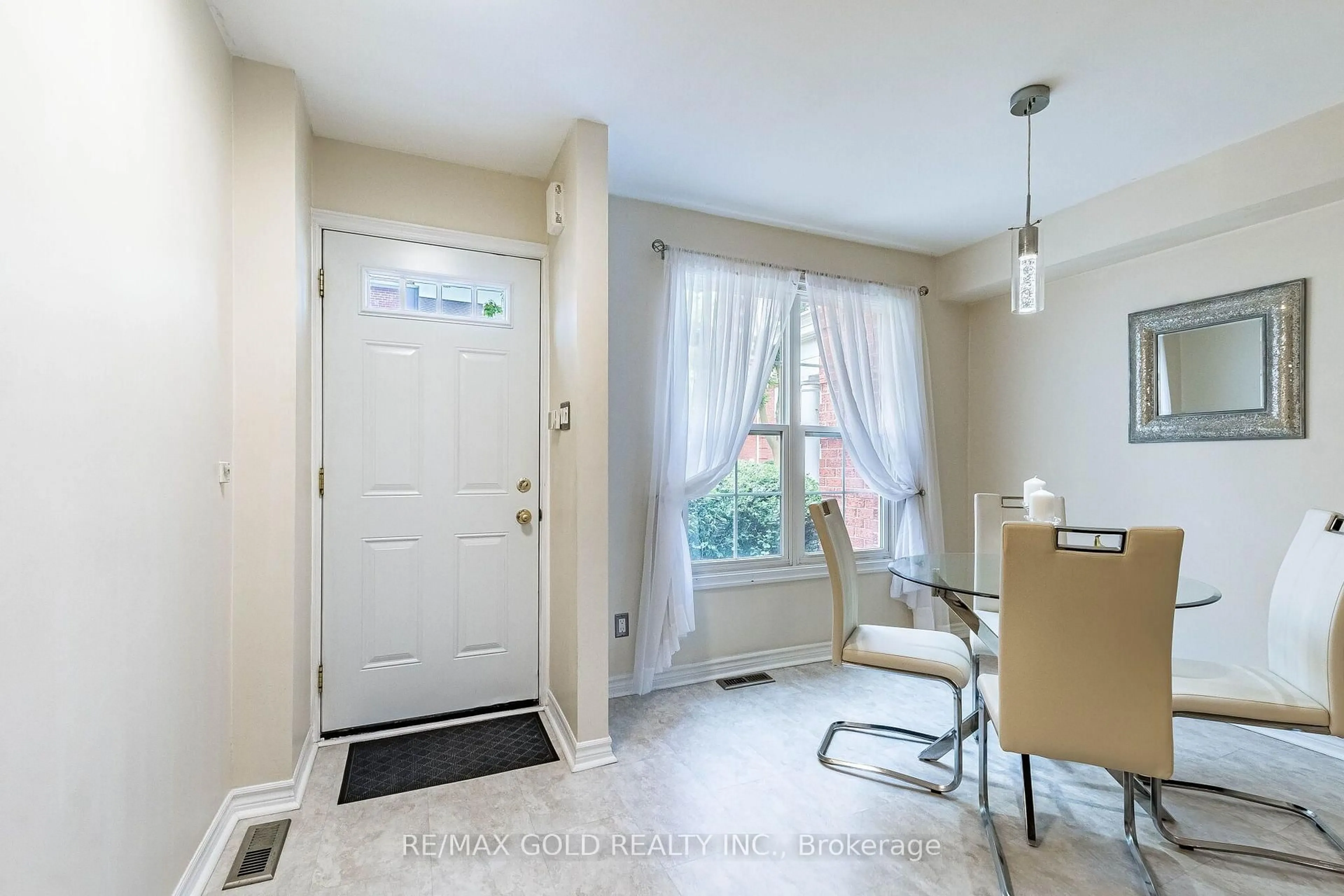 Indoor entryway for 34 Stornwood Crt #34, Brampton Ontario L6W 4H8