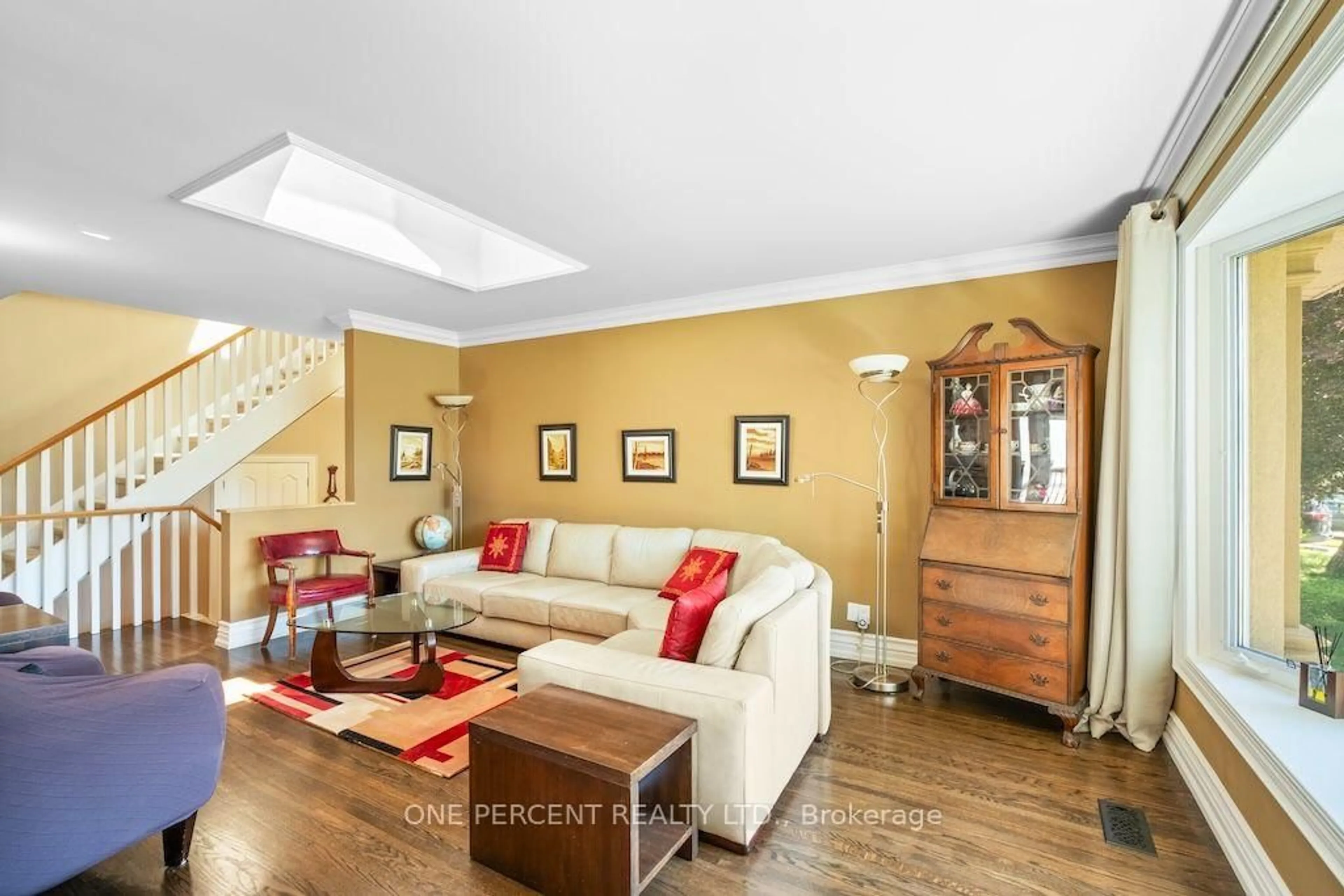 Living room with furniture, unknown for 583 Stephens Cres, Oakville Ontario L6K 1Y2