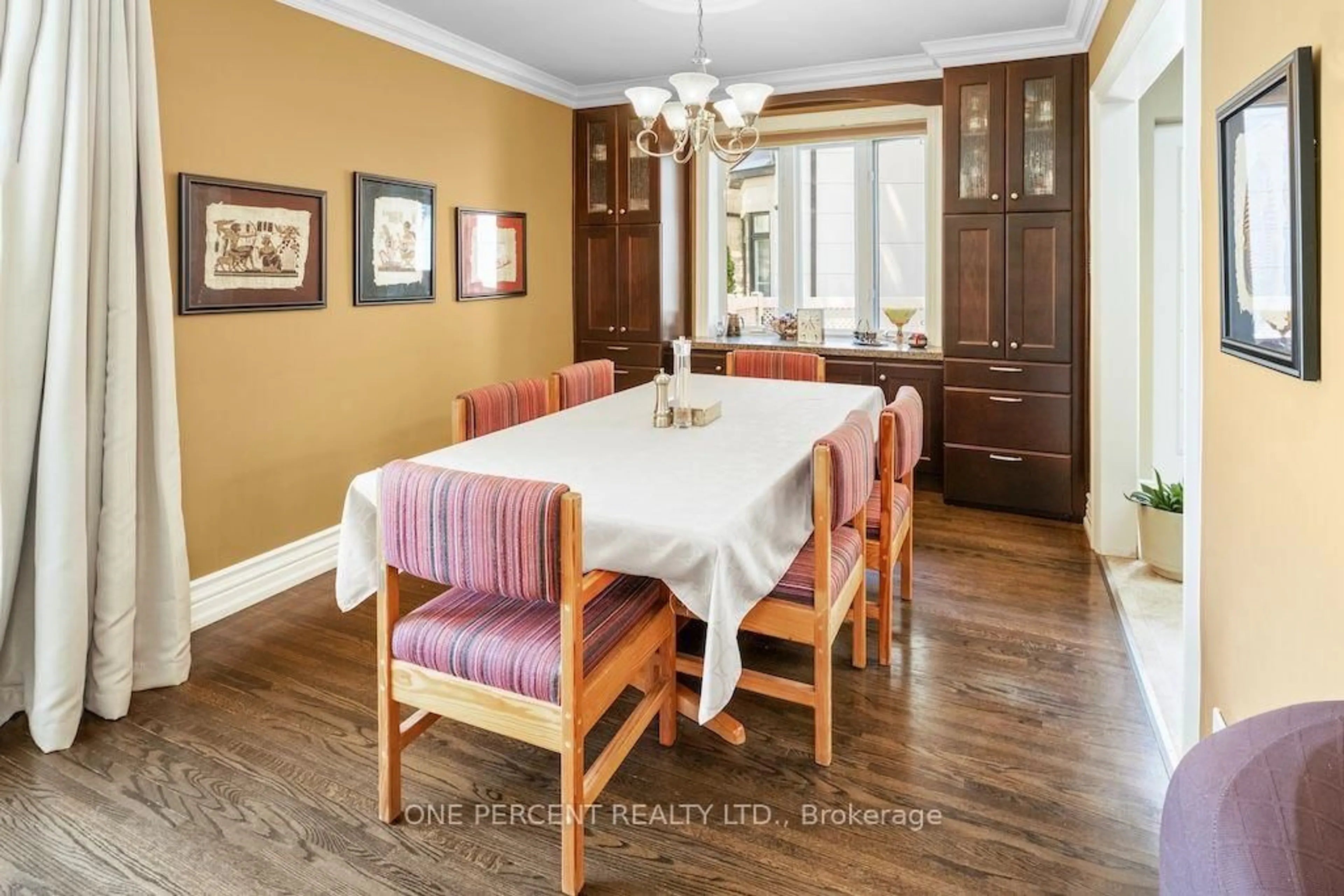 Dining room, wood/laminate floor for 583 Stephens Cres, Oakville Ontario L6K 1Y2