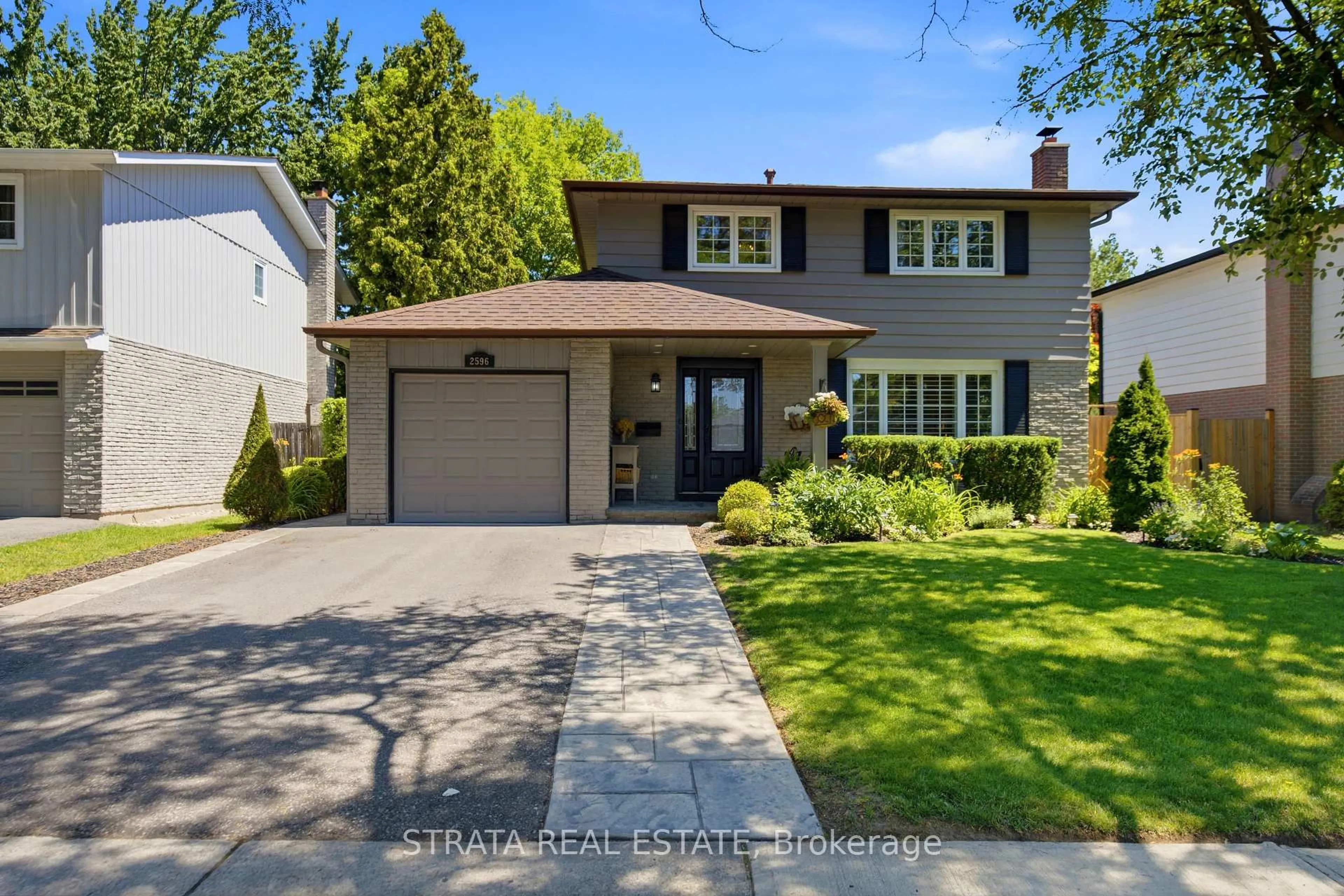 Home with vinyl exterior material, street for 2596 Kinnerton Cres, Mississauga Ontario L5K 2B2