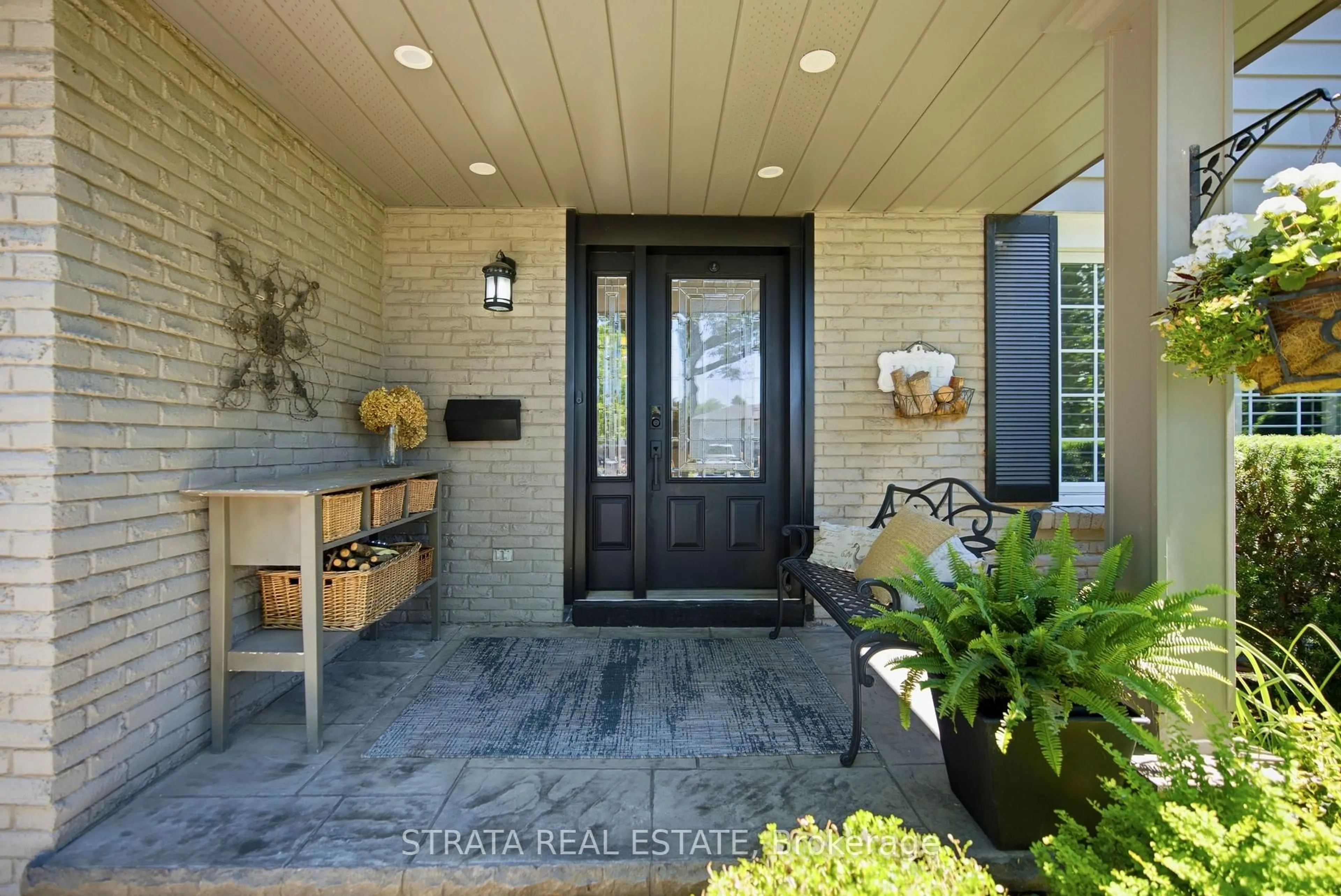 Indoor entryway for 2596 Kinnerton Cres, Mississauga Ontario L5K 2B2