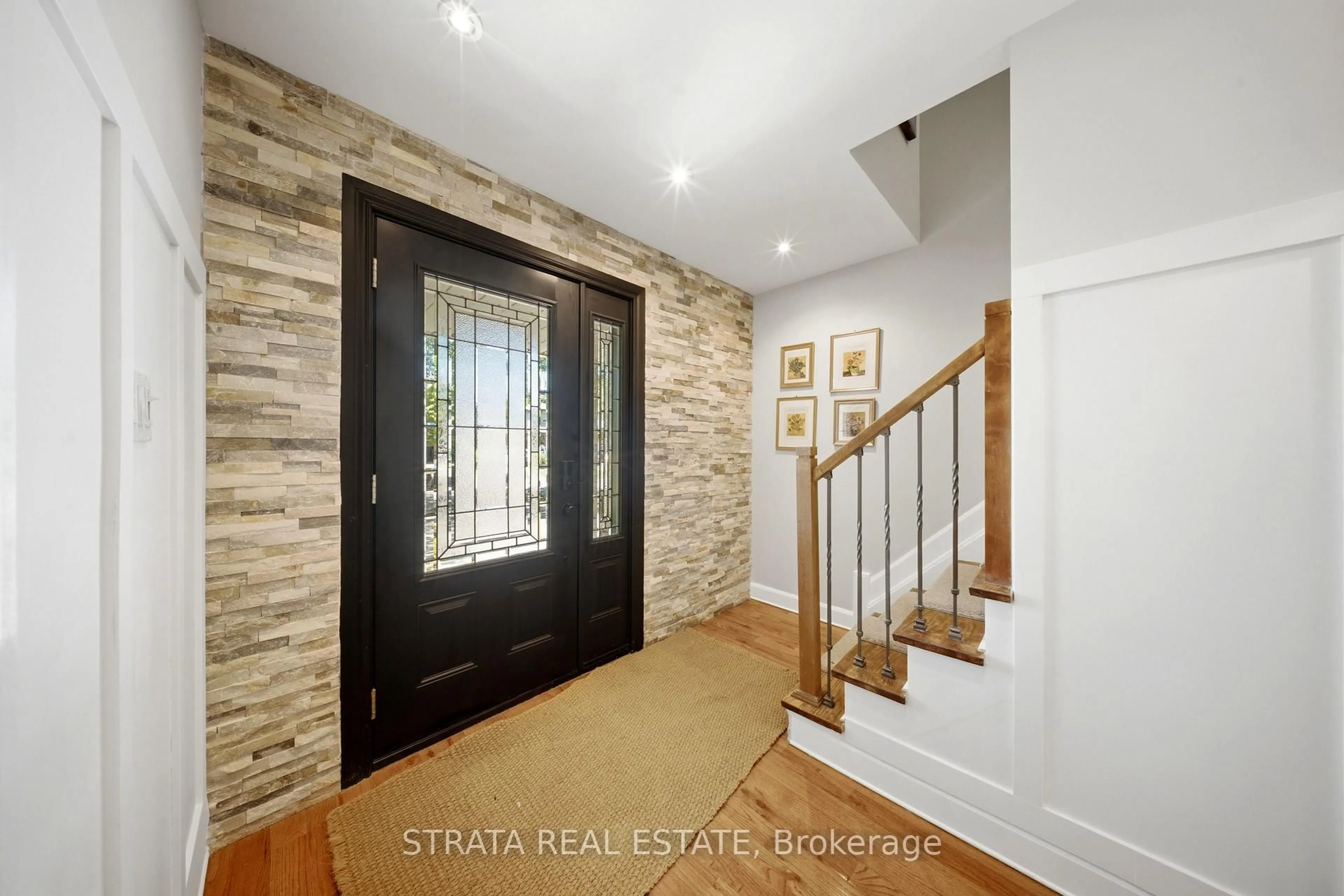 Indoor entryway for 2596 Kinnerton Cres, Mississauga Ontario L5K 2B2